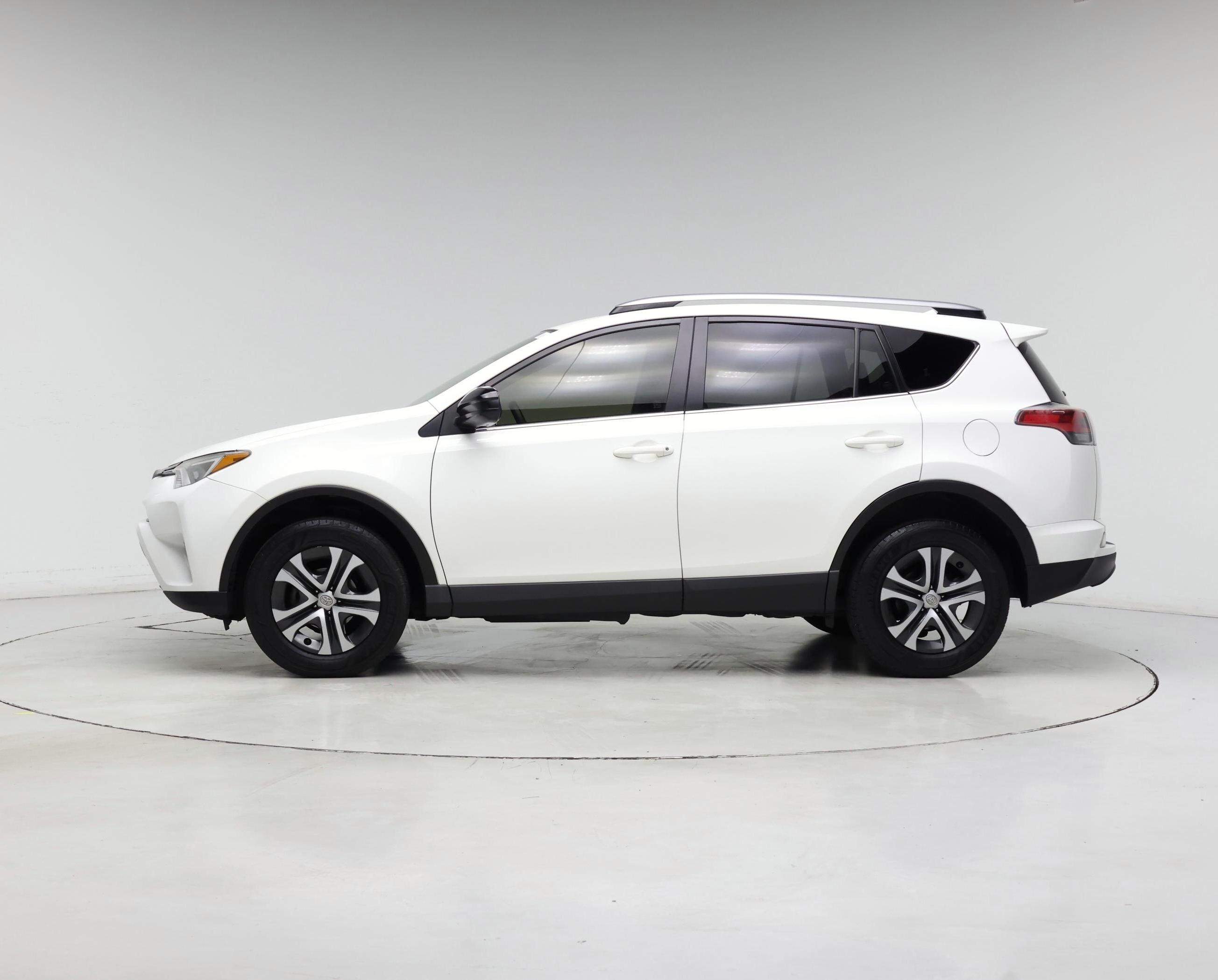 Thumbnail: 2018 Toyota RAV4 - 3