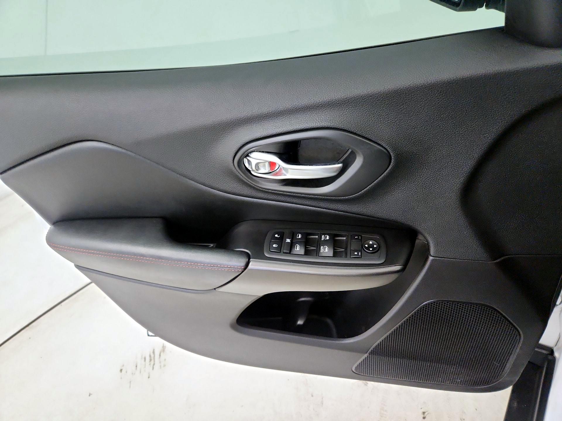 Thumbnail: 2020 Jeep Cherokee - 12