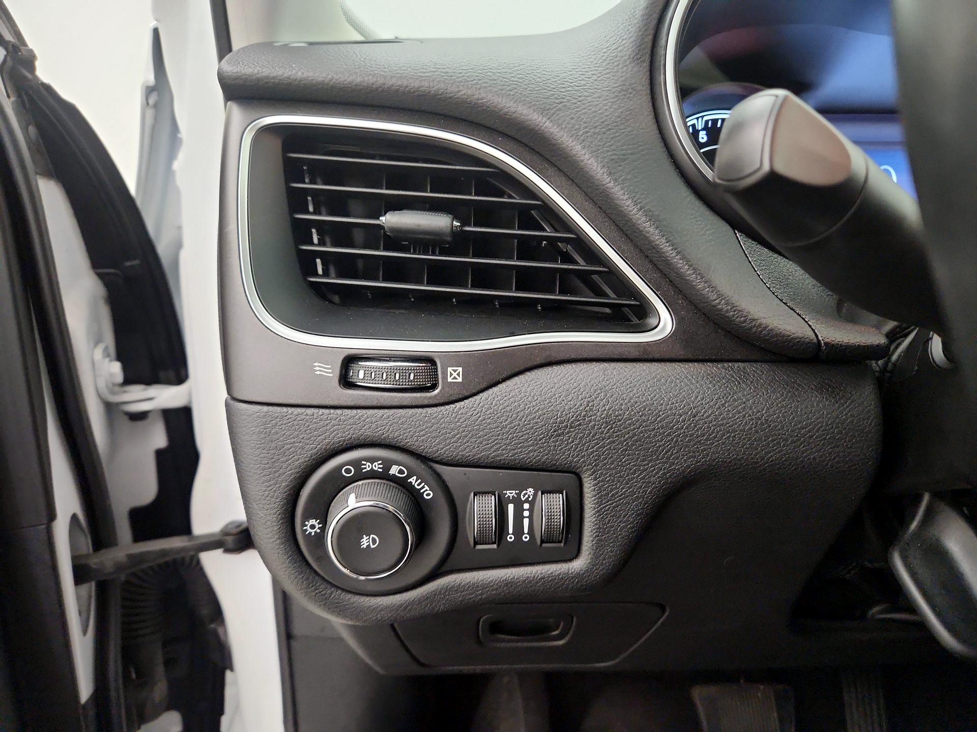 Thumbnail: 2020 Jeep Cherokee - 13