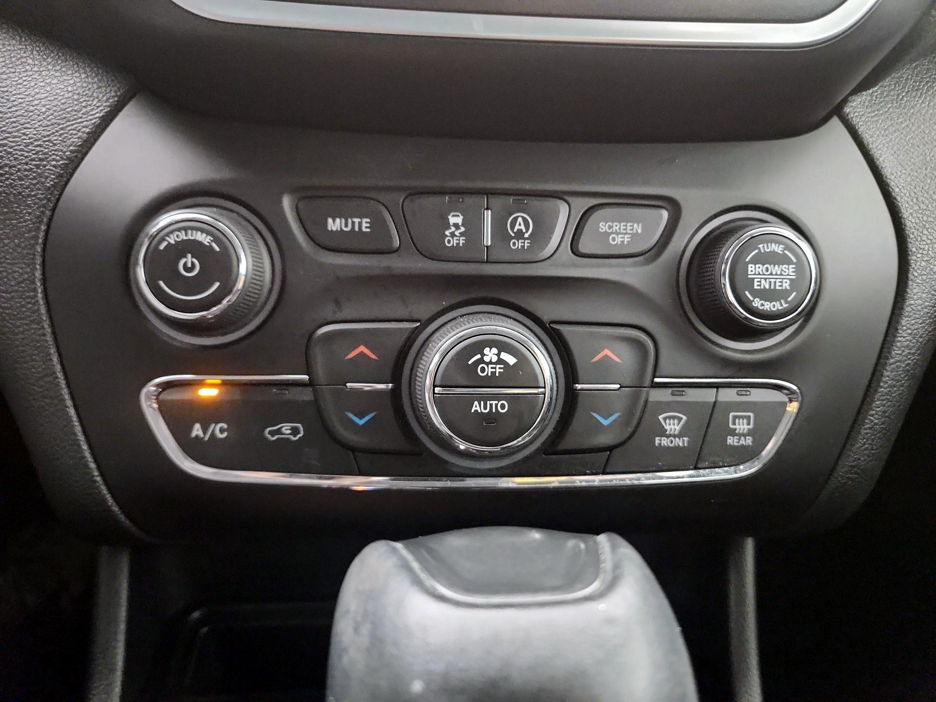 Thumbnail: 2020 Jeep Cherokee - 16