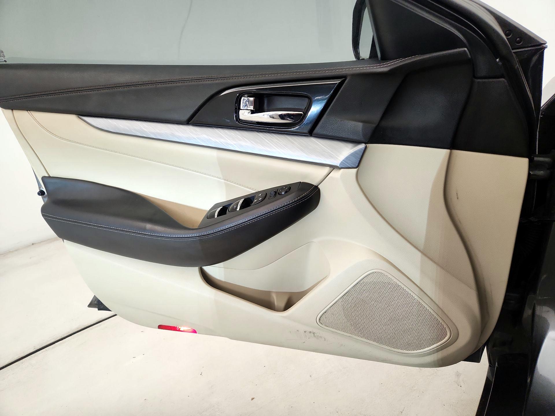 Thumbnail: 2017 Nissan Maxima - 12