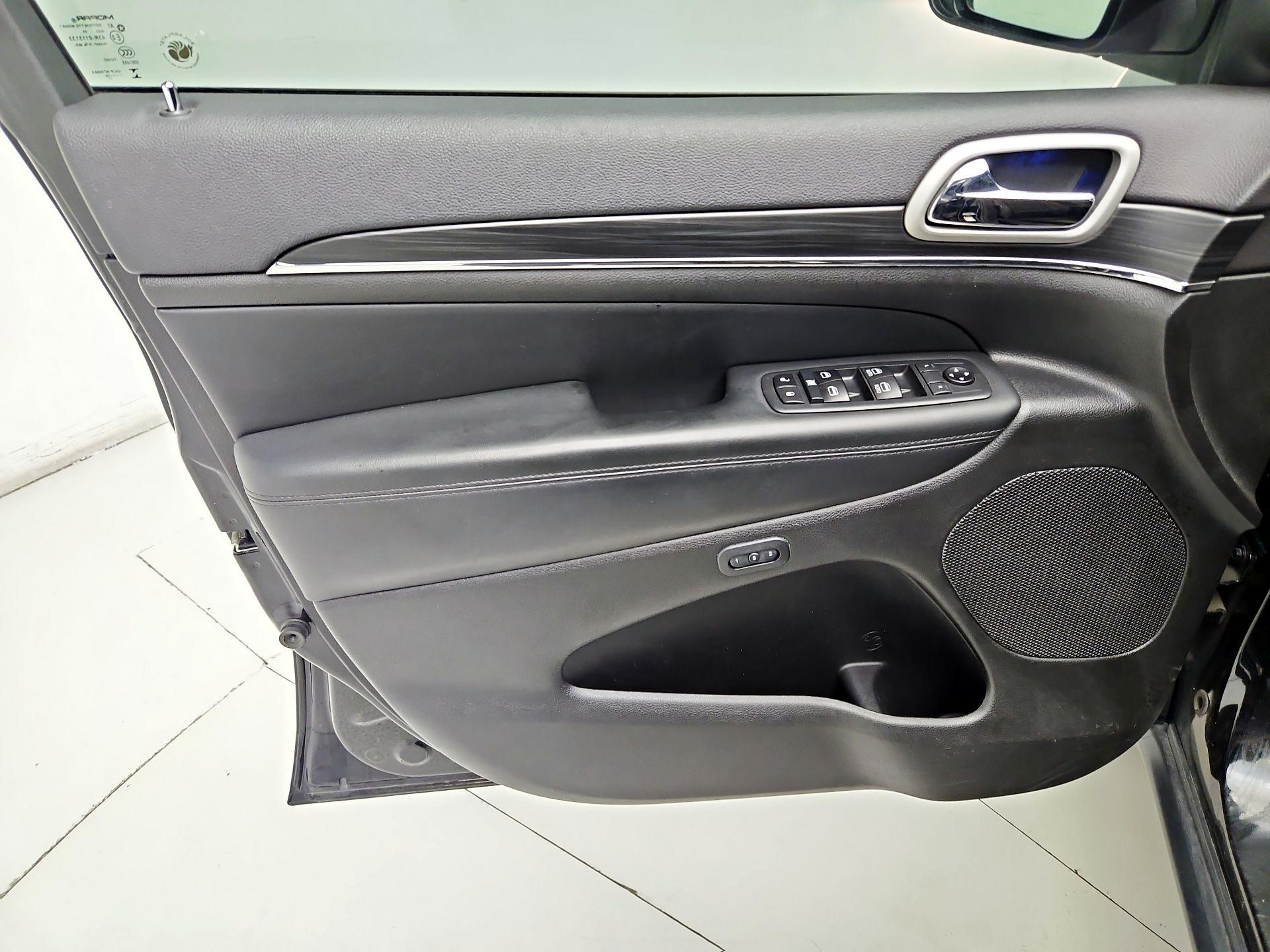 Thumbnail: 2020 Jeep Grand Cherokee - 10