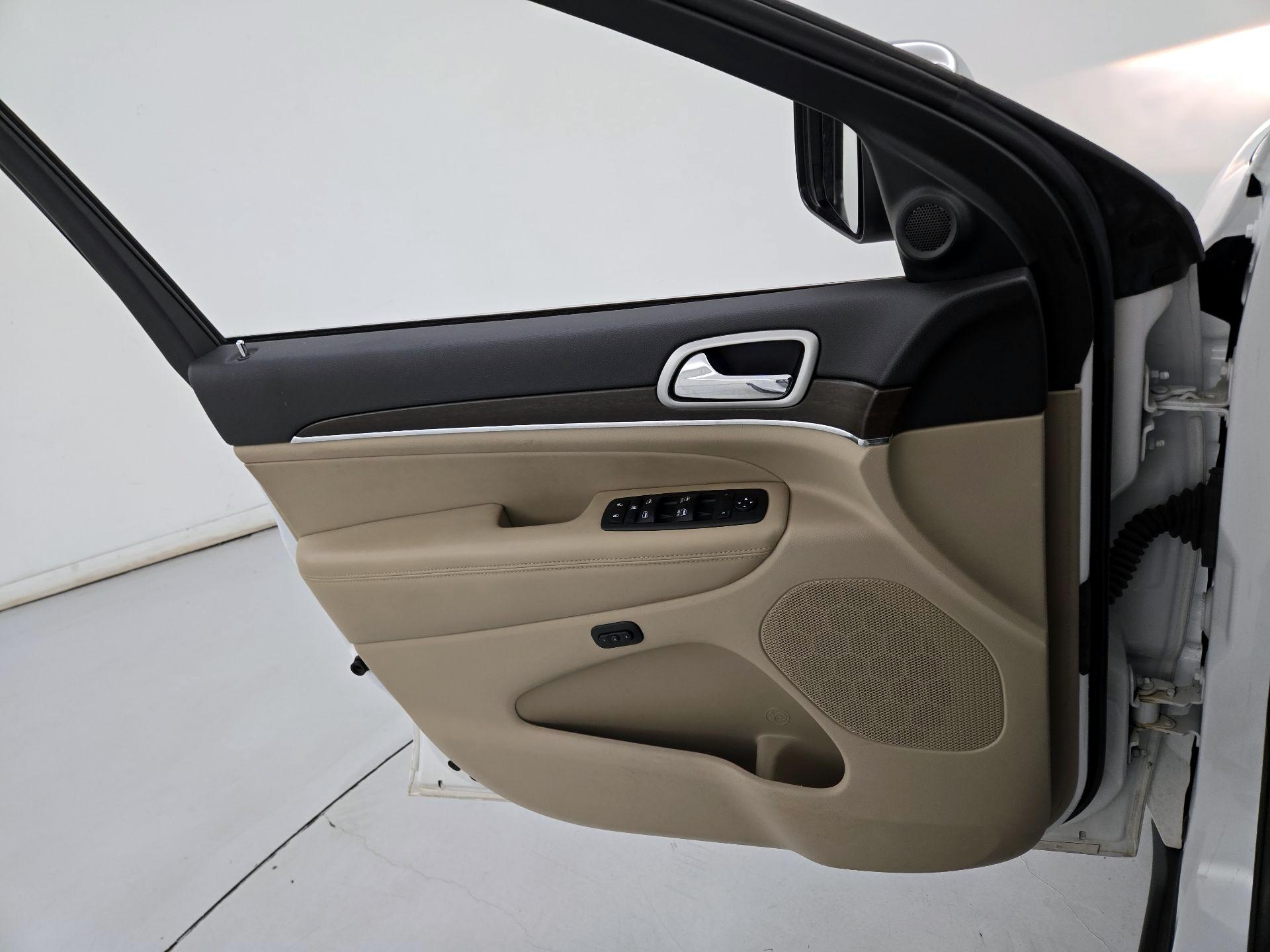 Thumbnail: 2018 Jeep Grand Cherokee - 12