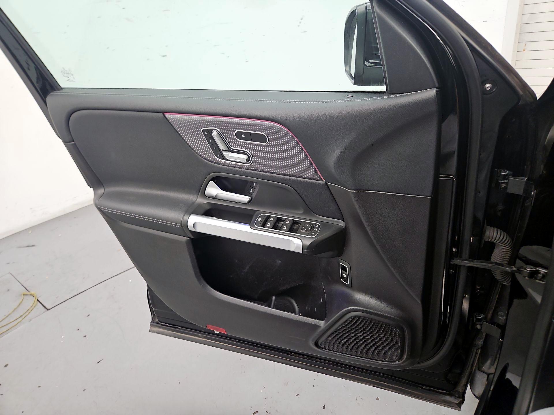 Thumbnail: 2020 Mercedes-Benz GLB - 12