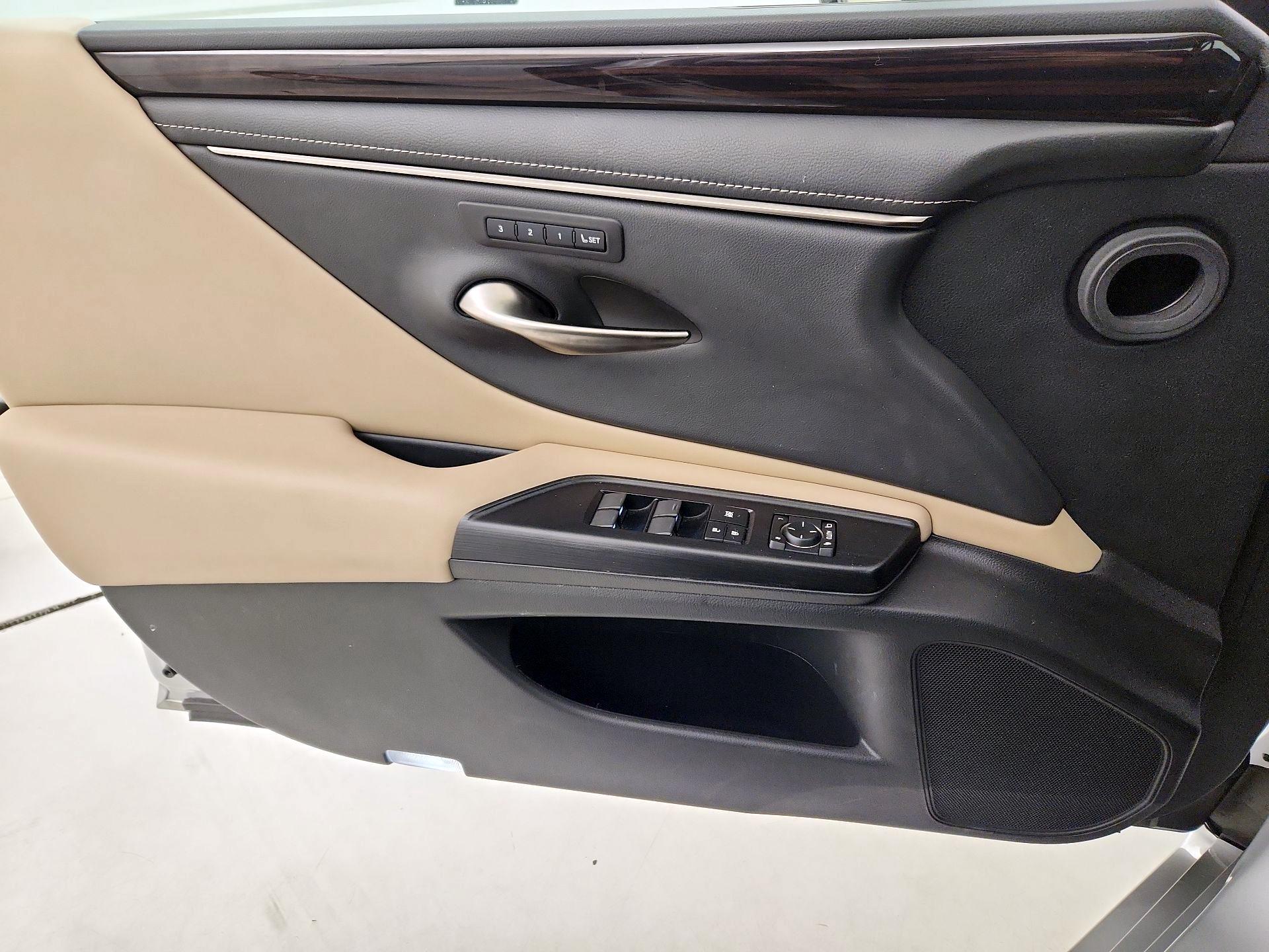 Thumbnail: 2020 Lexus ES - 12