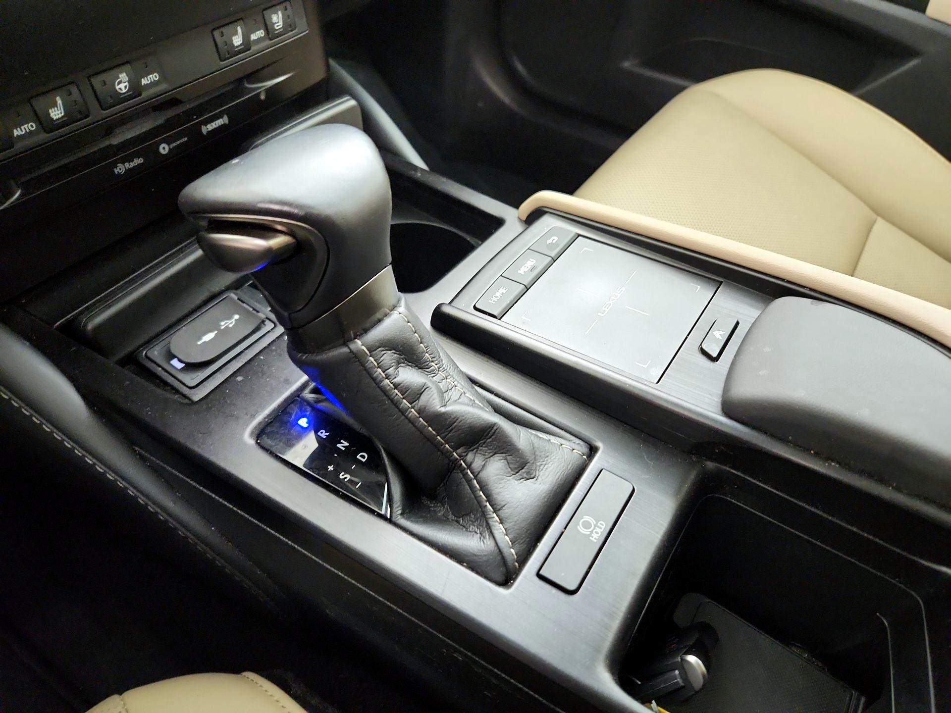 Thumbnail: 2020 Lexus ES - 17