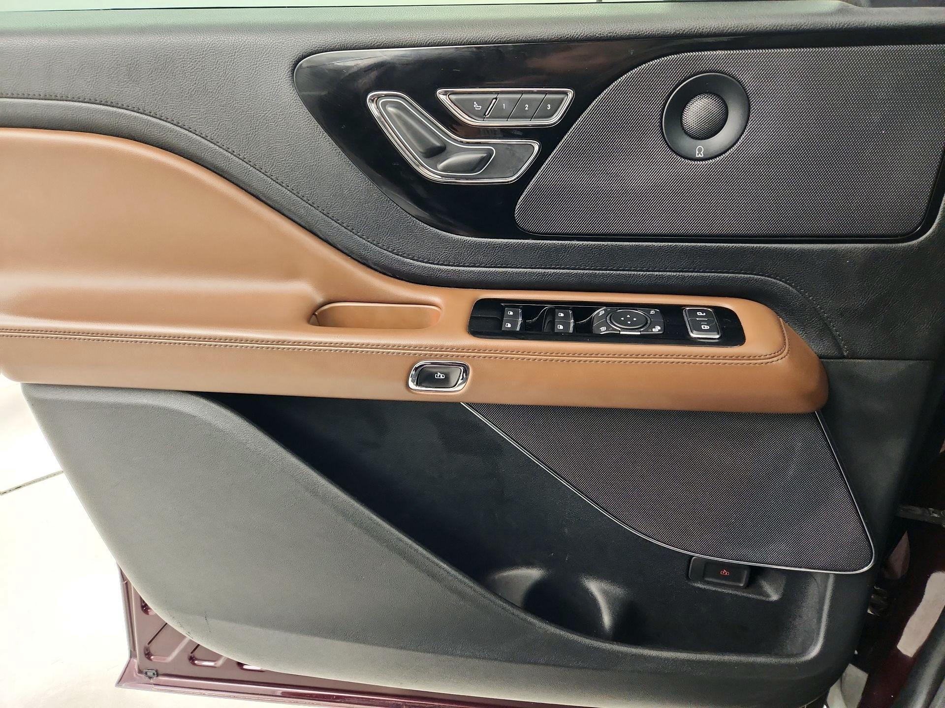 Thumbnail: 2020 Lincoln Aviator - 12