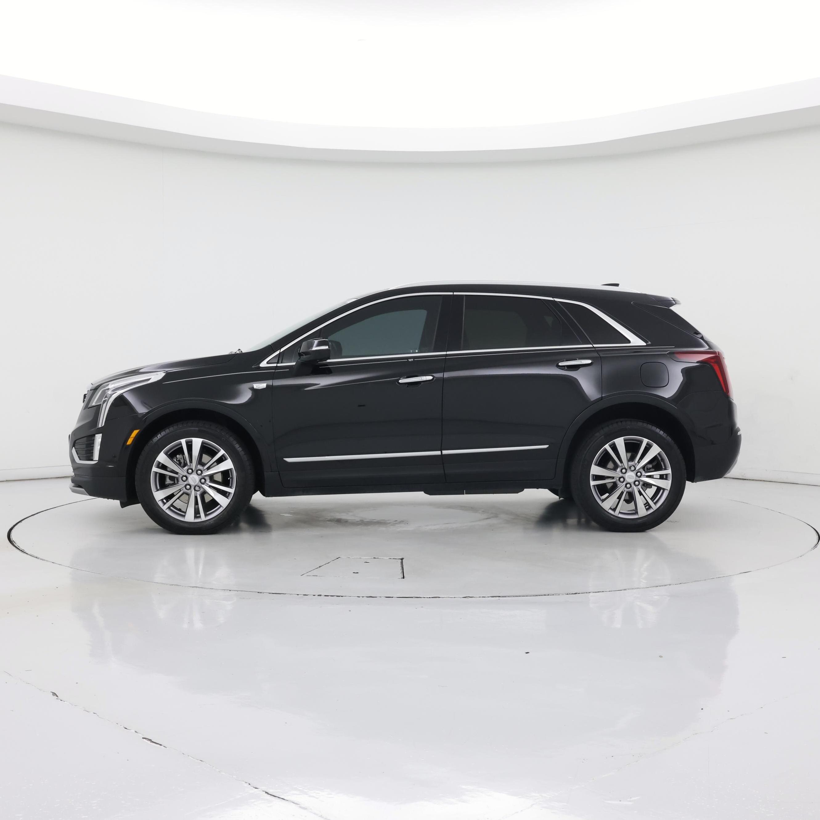 Thumbnail: 2023 Cadillac XT5 - 3