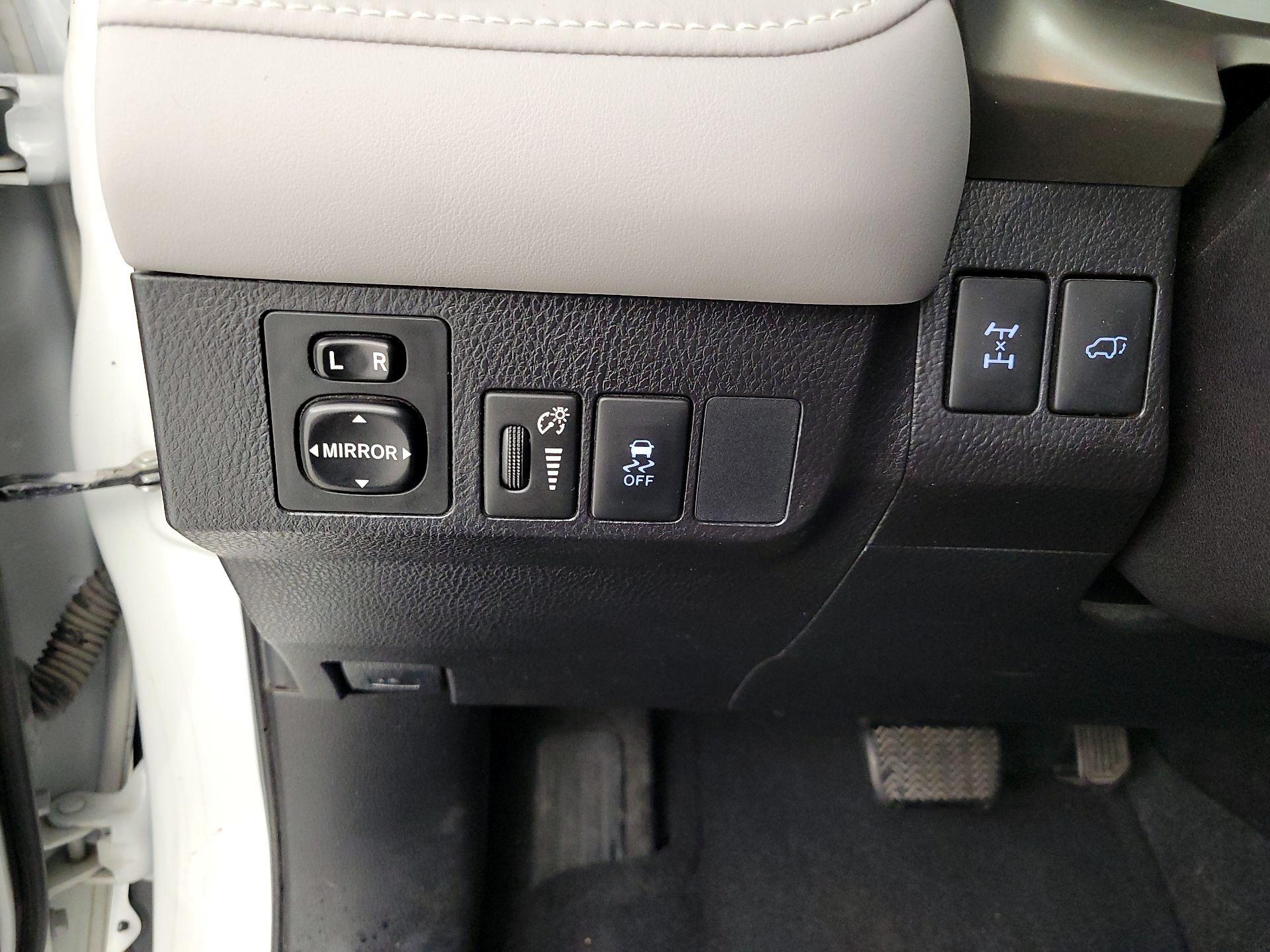 Thumbnail: 2015 Toyota RAV4 - 11