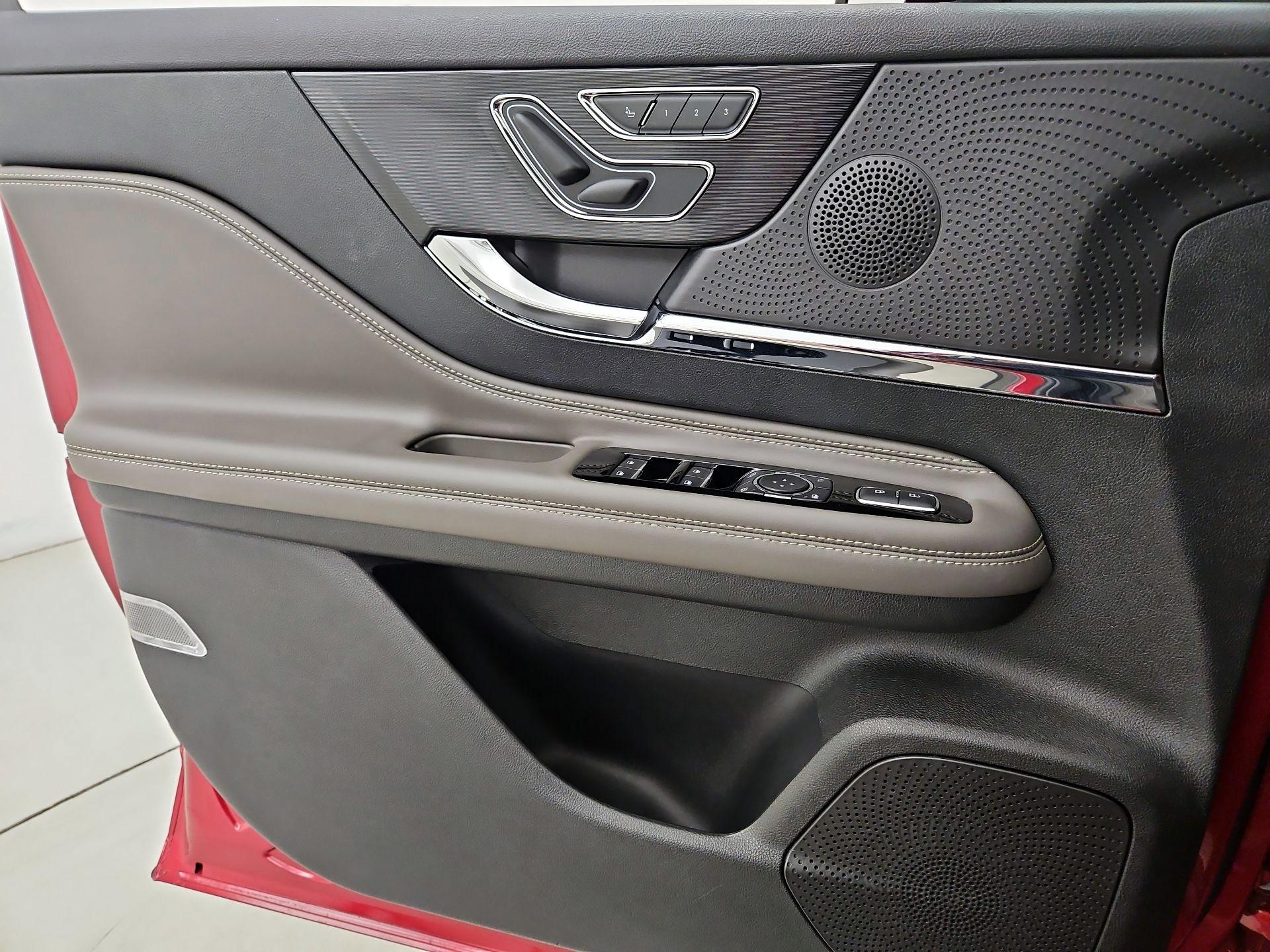 Thumbnail: 2023 Lincoln Corsair - 12