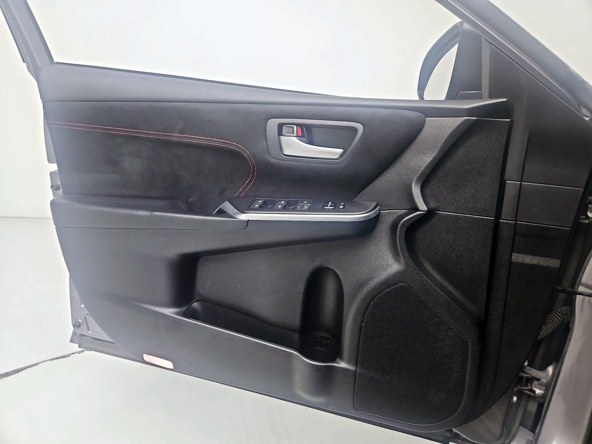 Thumbnail: 2015 Toyota Camry - 12