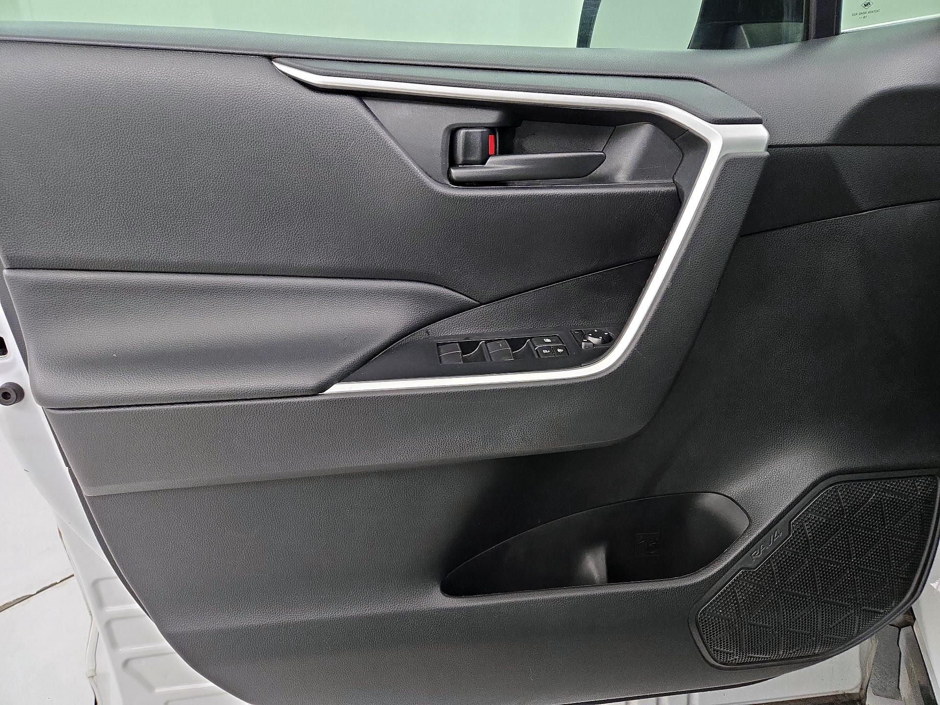 Thumbnail: 2020 Toyota RAV4 - 12