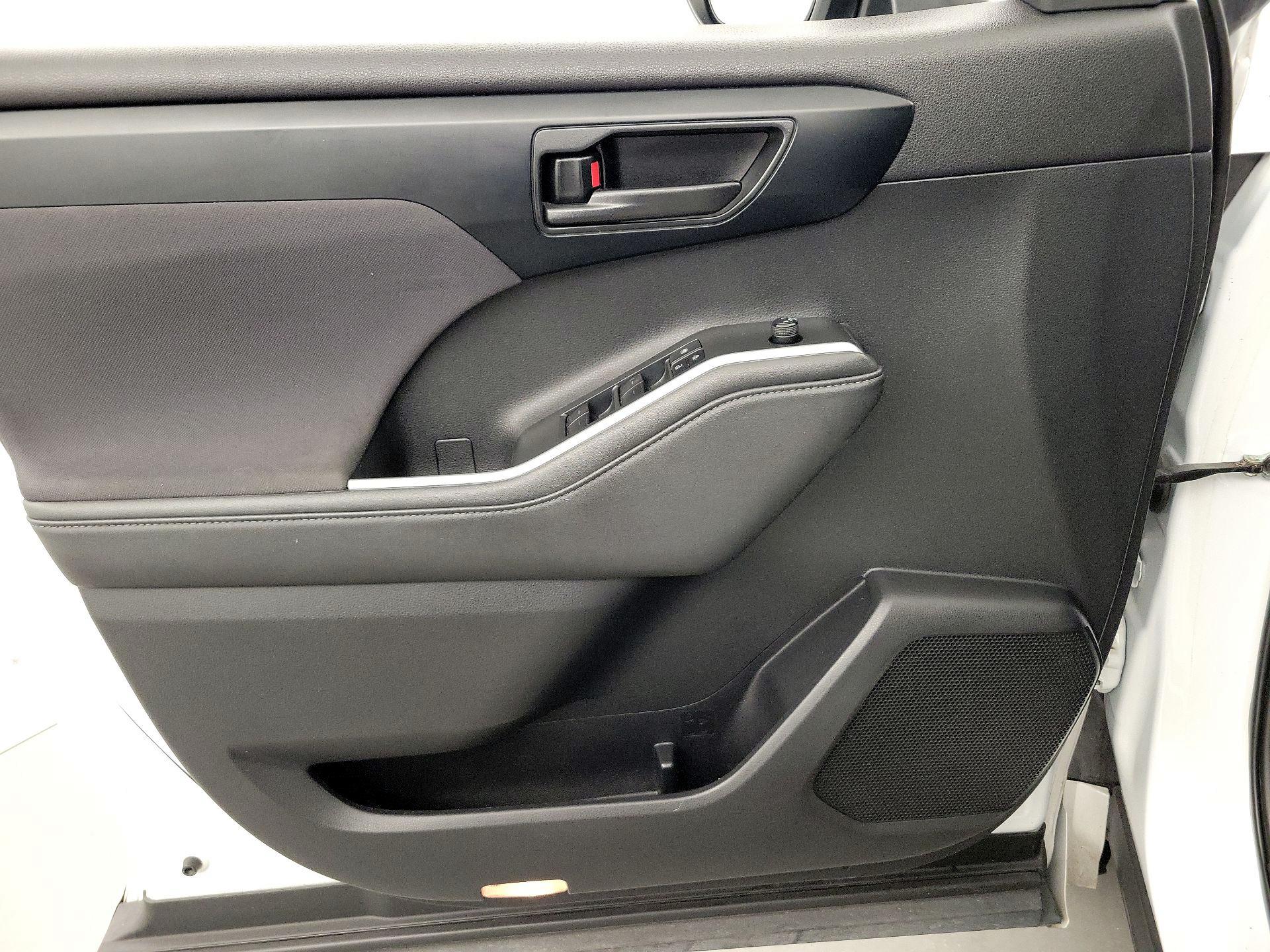 Thumbnail: 2023 Toyota Highlander - 12