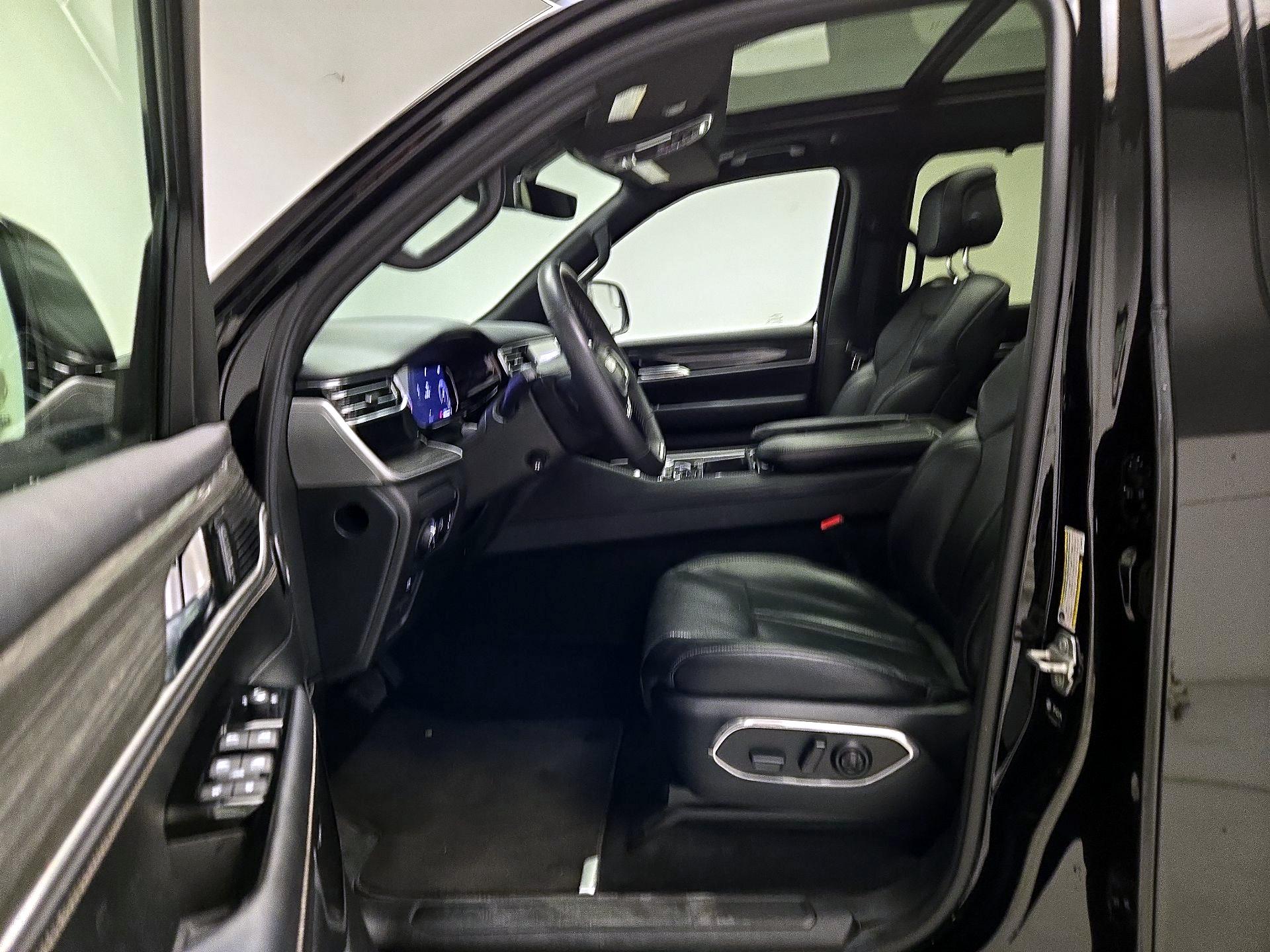 Thumbnail: 2022 Jeep Wagoneer - 11