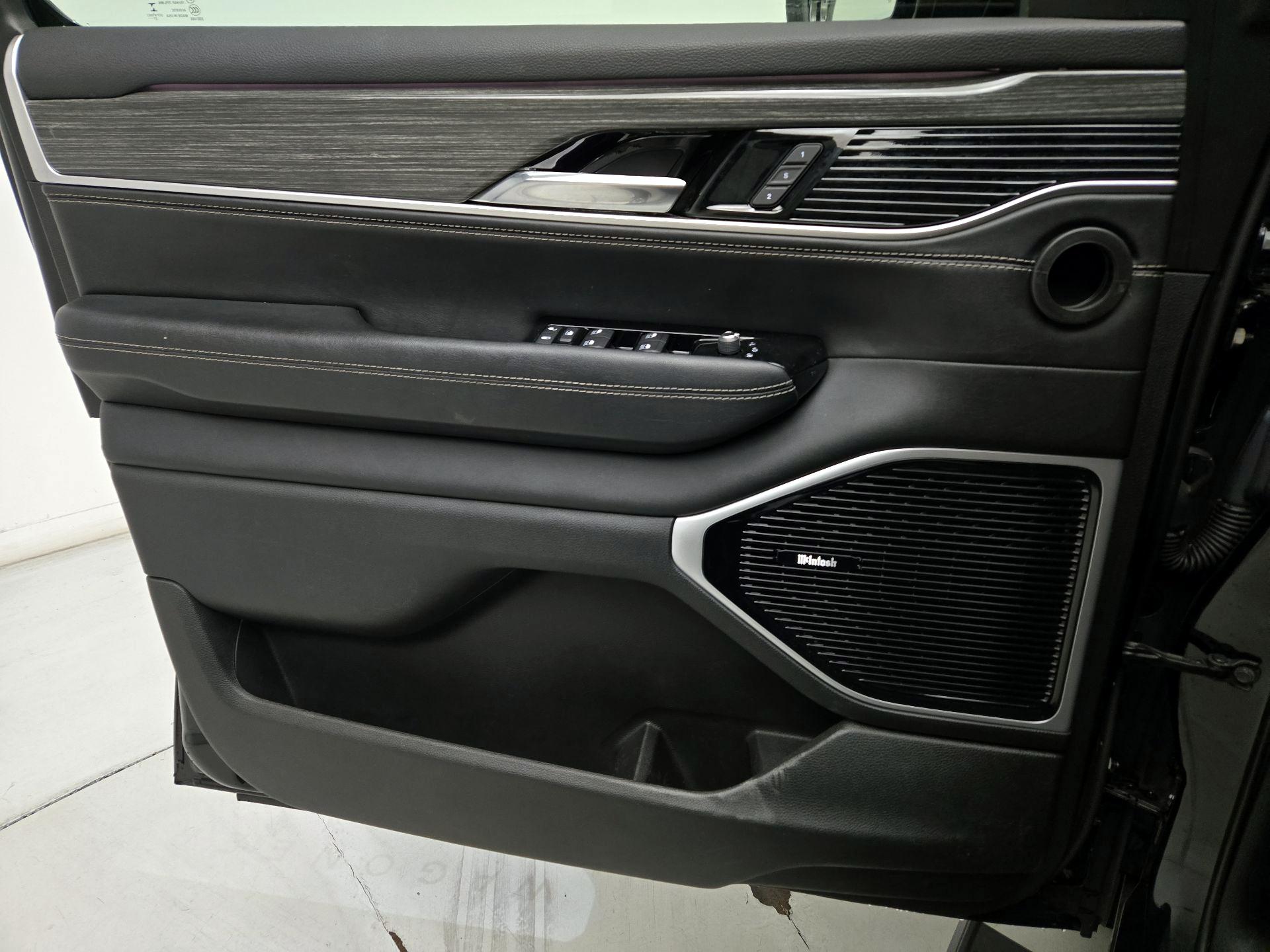 Thumbnail: 2022 Jeep Wagoneer - 12