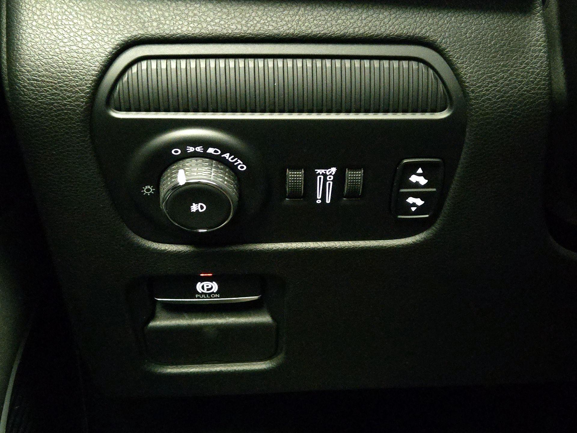 Thumbnail: 2022 Jeep Wagoneer - 13