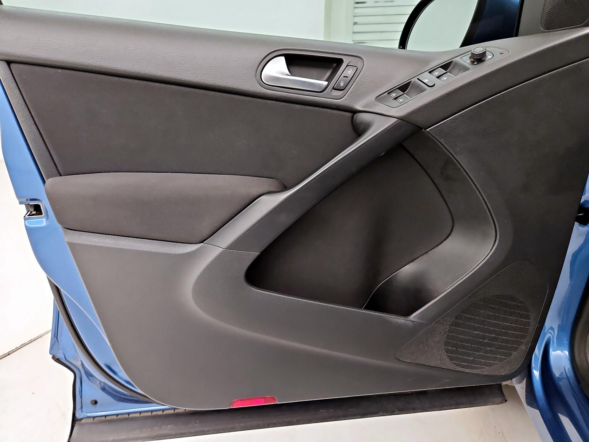 Thumbnail: 2018 Volkswagen Tiguan - 12