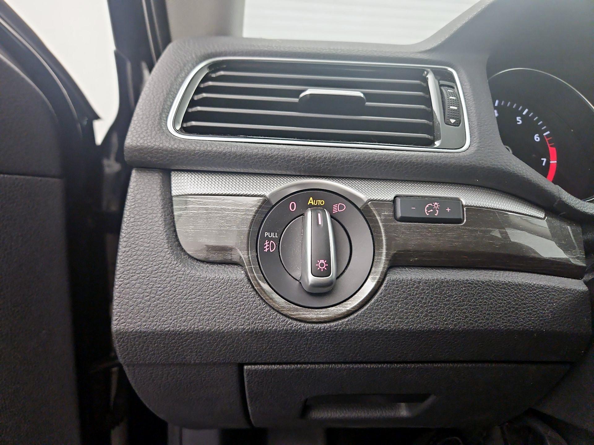 Thumbnail: 2016 Volkswagen Passat - 13