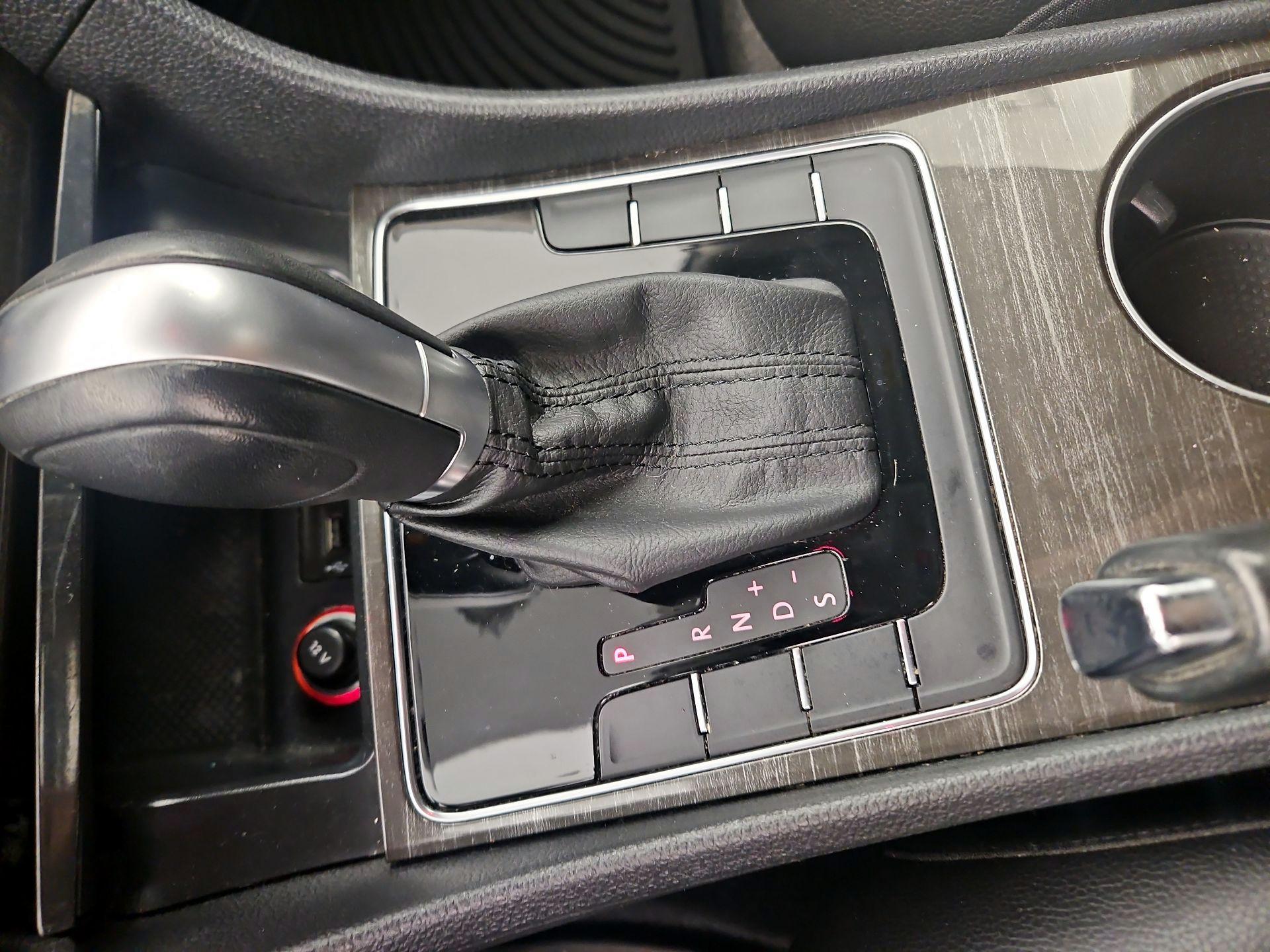 Thumbnail: 2016 Volkswagen Passat - 17