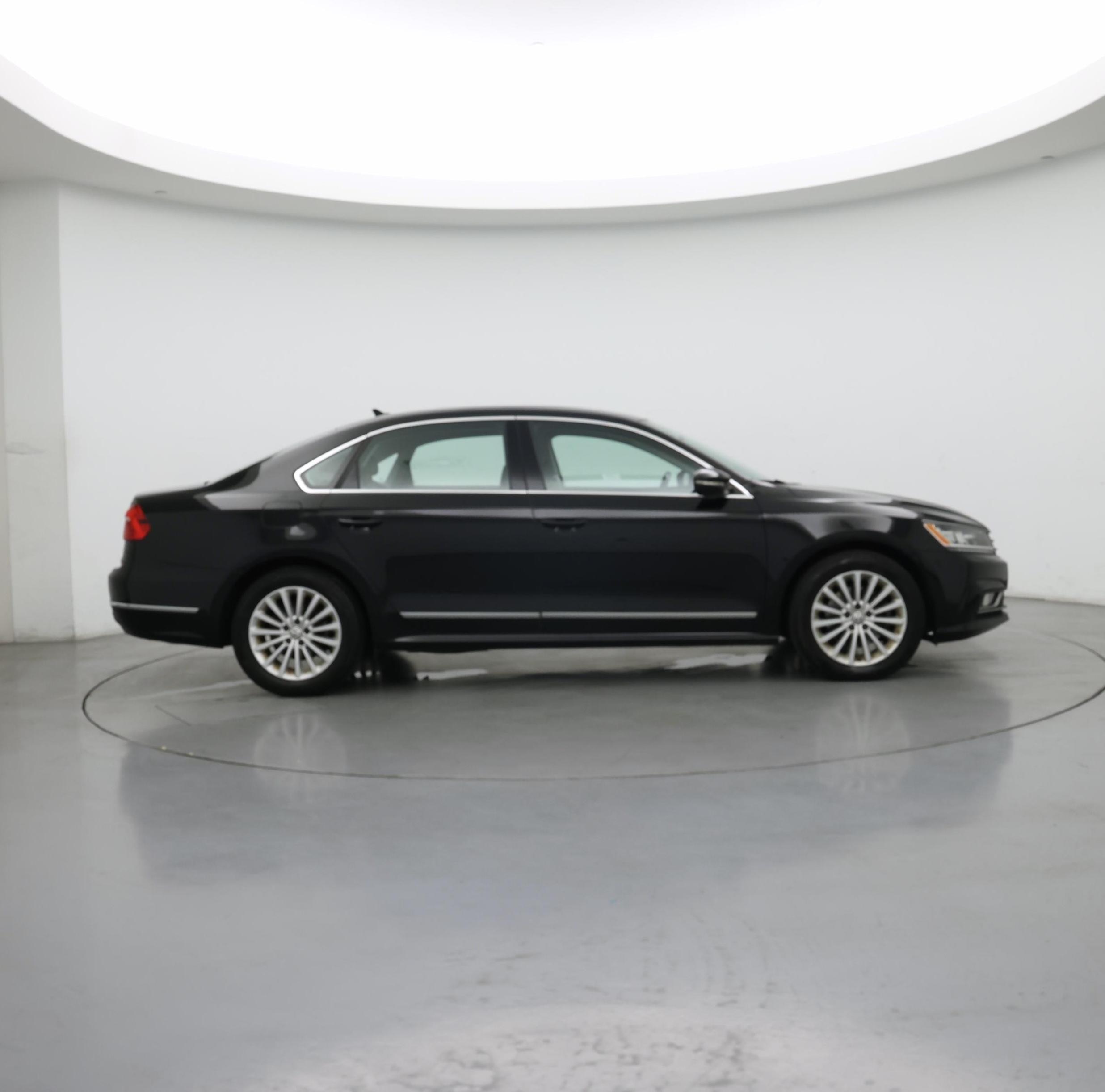 Thumbnail: 2016 Volkswagen Passat - 7