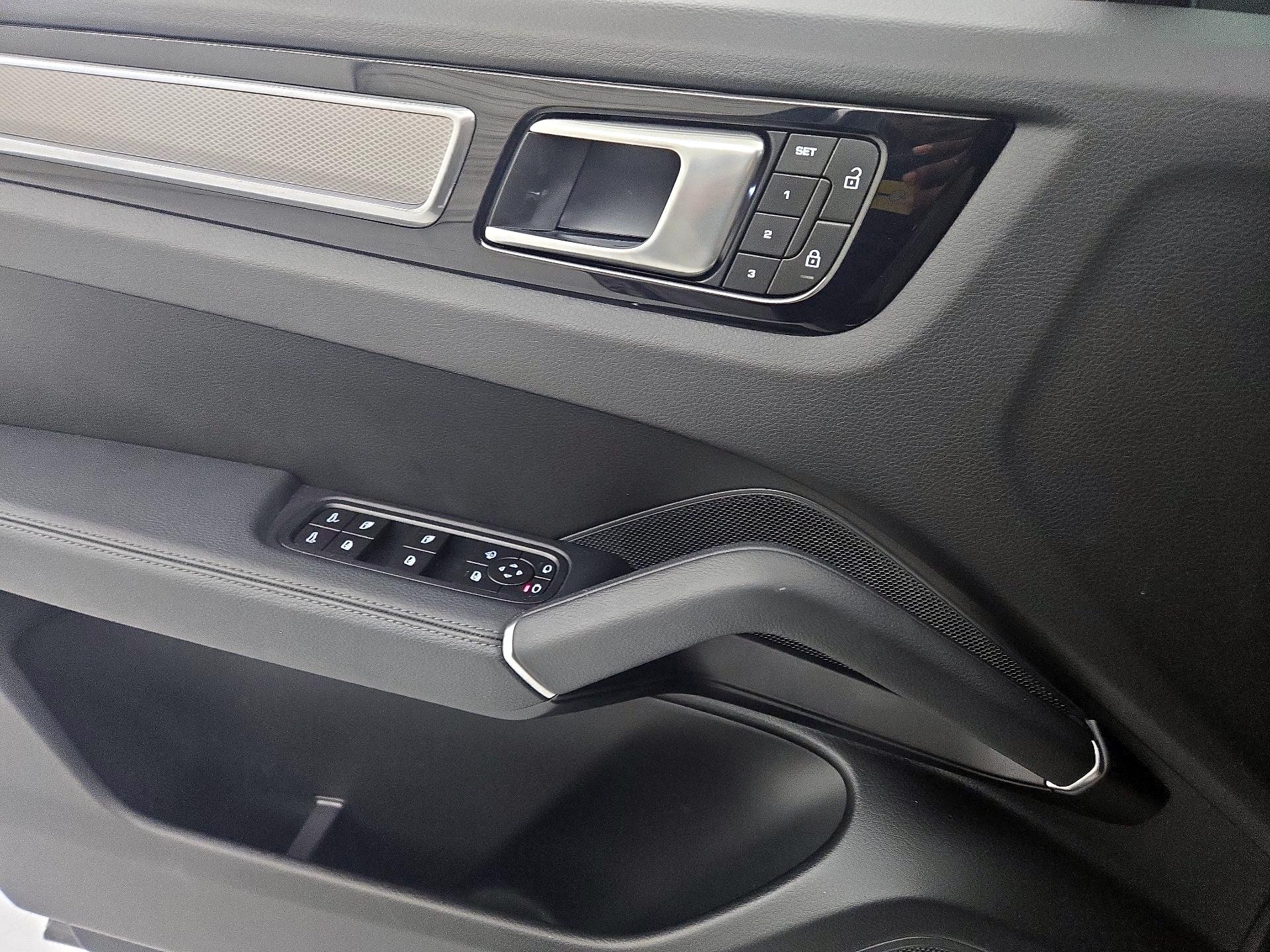 Thumbnail: 2022 Porsche Cayenne - 12