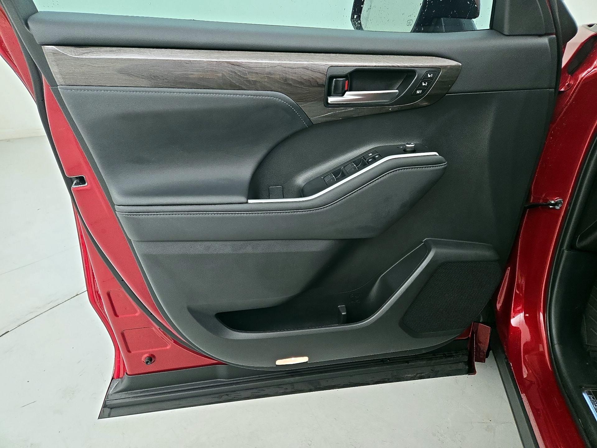 Thumbnail: 2023 Toyota Highlander - 12