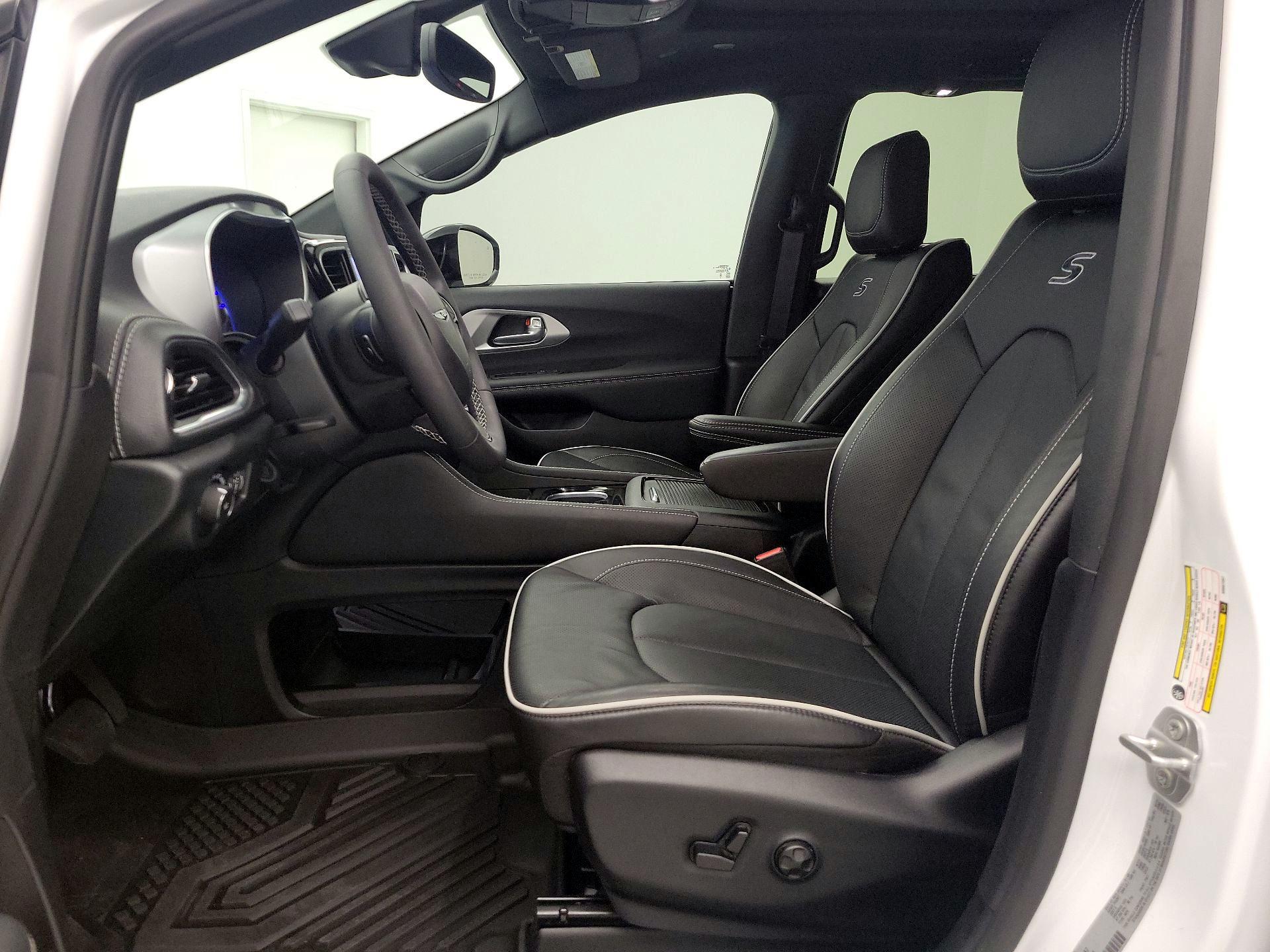 Thumbnail: 2025 Chrysler Pacifica - 11