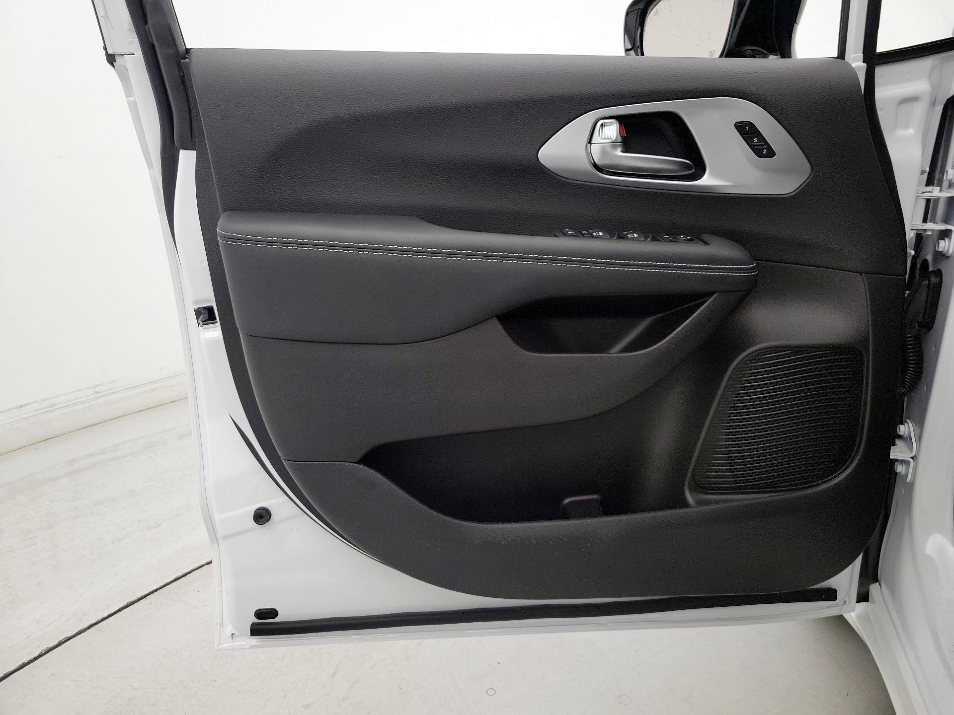 Thumbnail: 2025 Chrysler Pacifica - 12