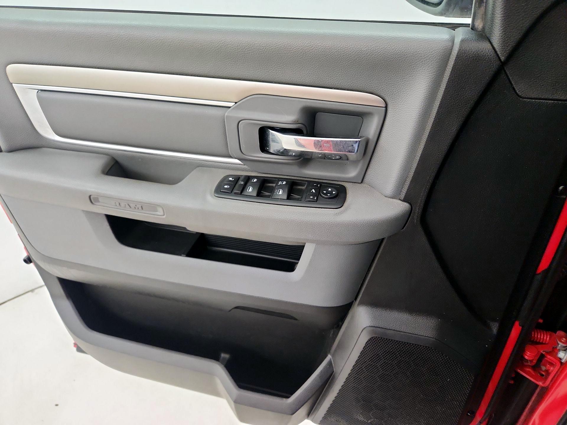 Thumbnail: 2019 RAM 1500 Classic - 12