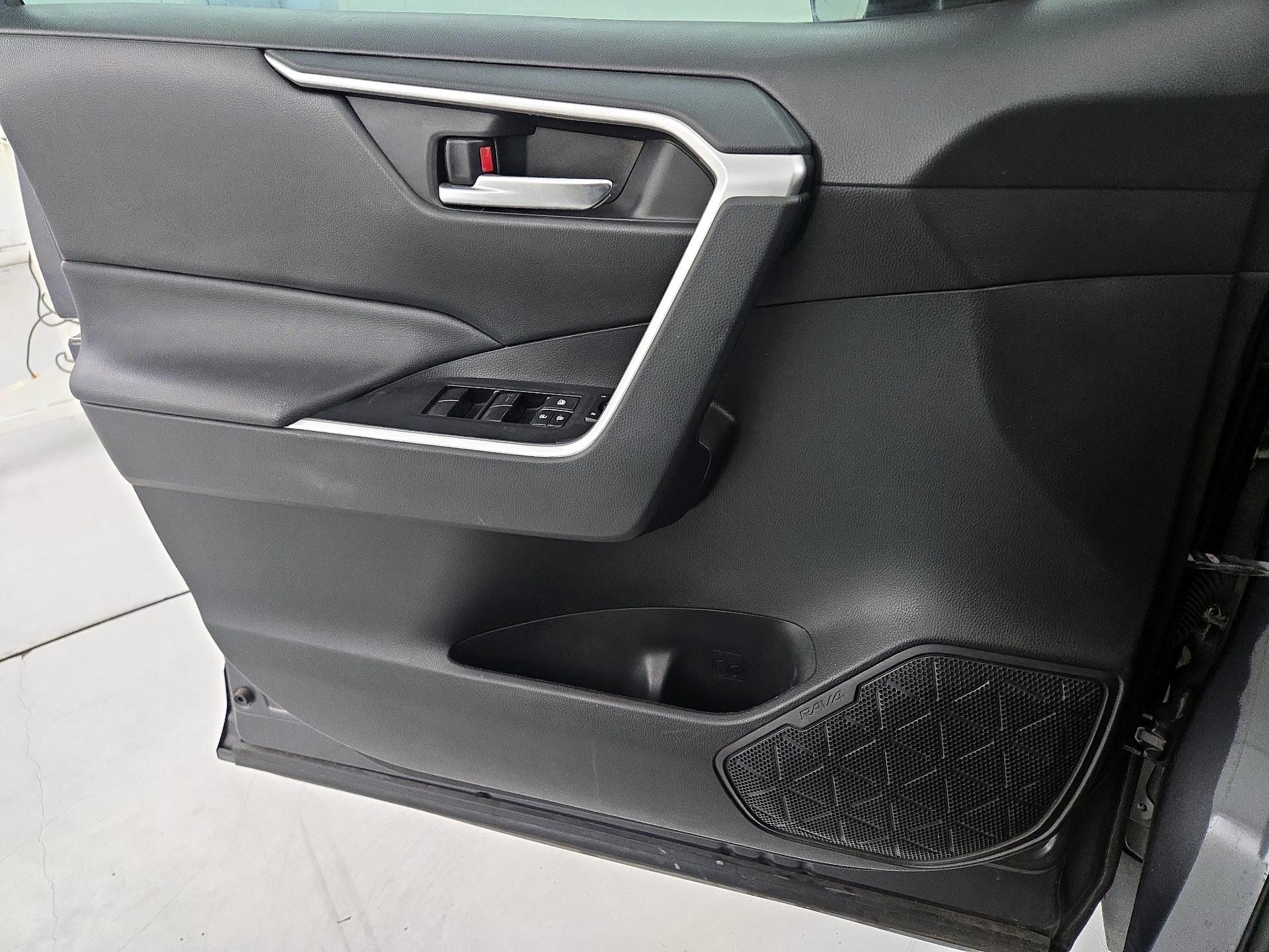 Thumbnail: 2020 Toyota RAV4 - 12