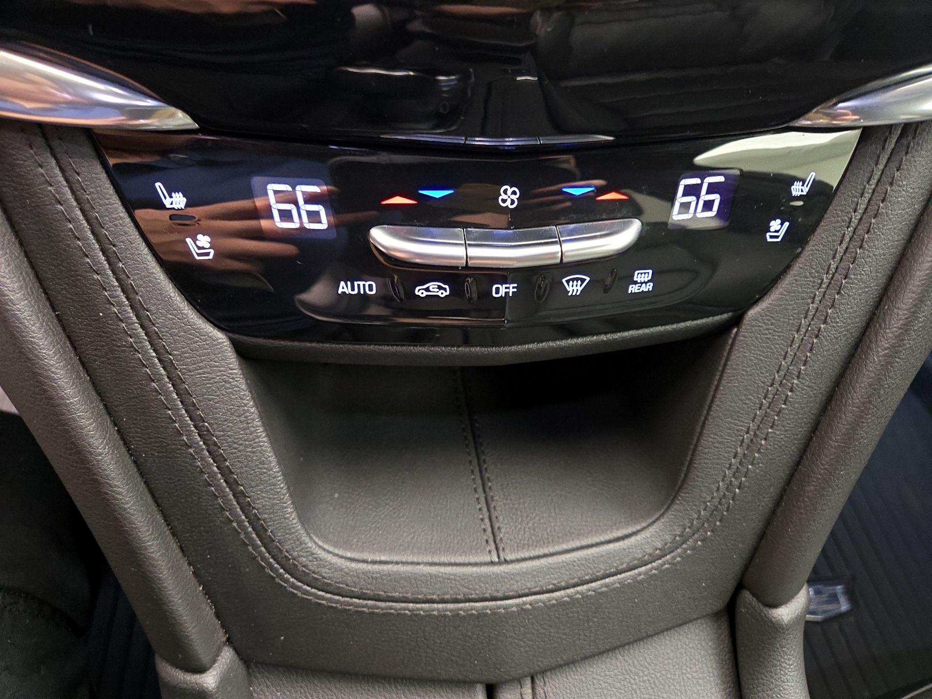 Thumbnail: 2020 Cadillac XT6 - 17