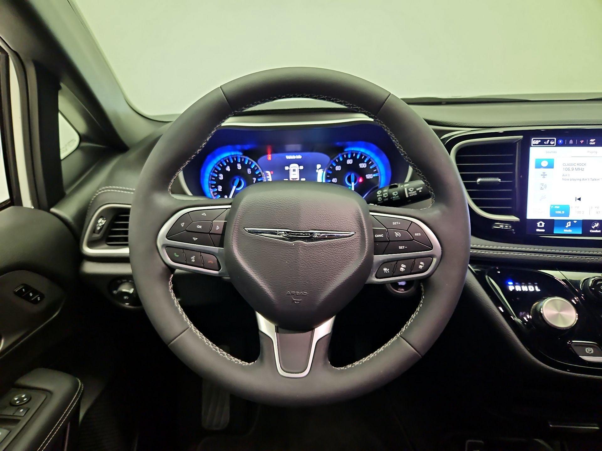 Thumbnail: 2025 Chrysler Pacifica - 10