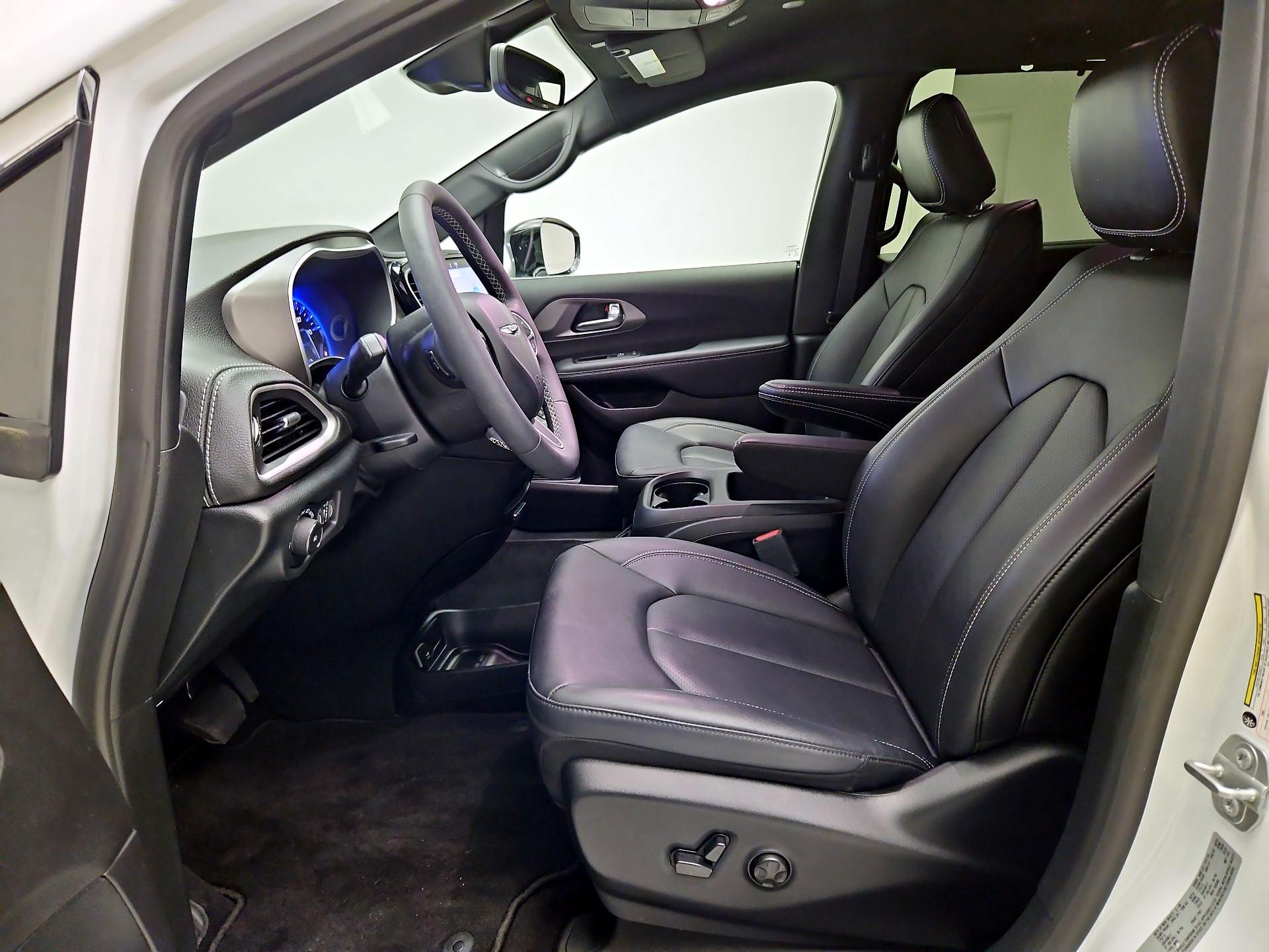 Thumbnail: 2025 Chrysler Pacifica - 11