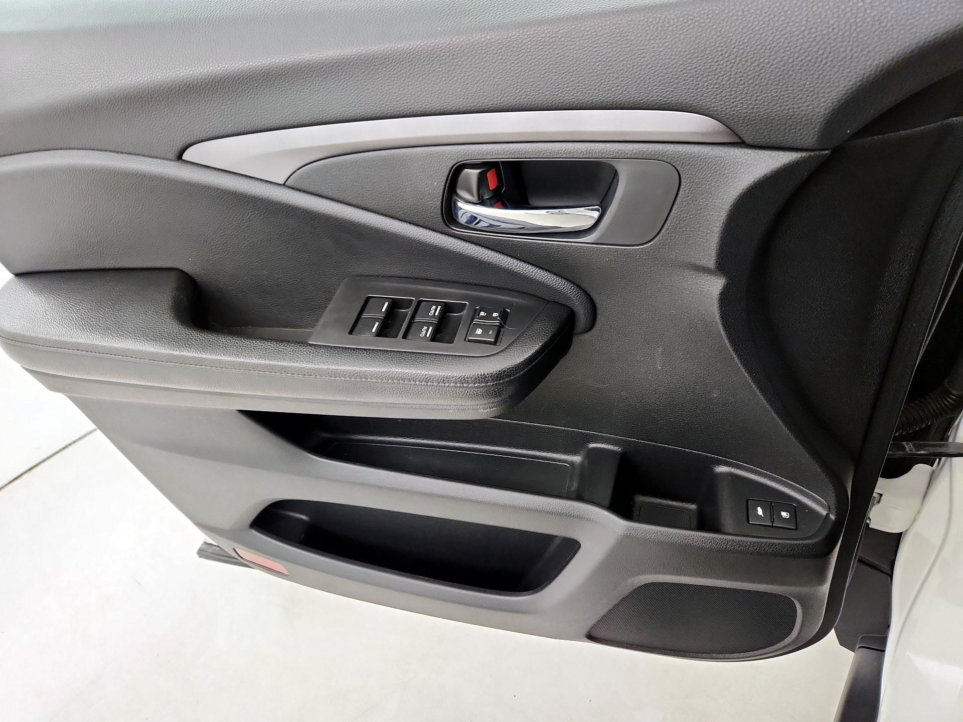 Thumbnail: 2017 Honda Pilot - 12