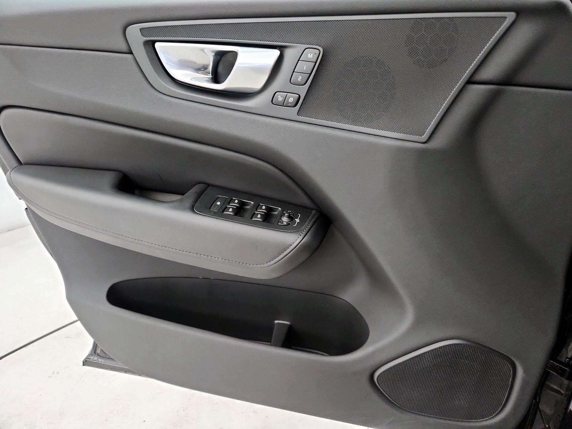 Thumbnail: 2025 Volvo XC60 - 12