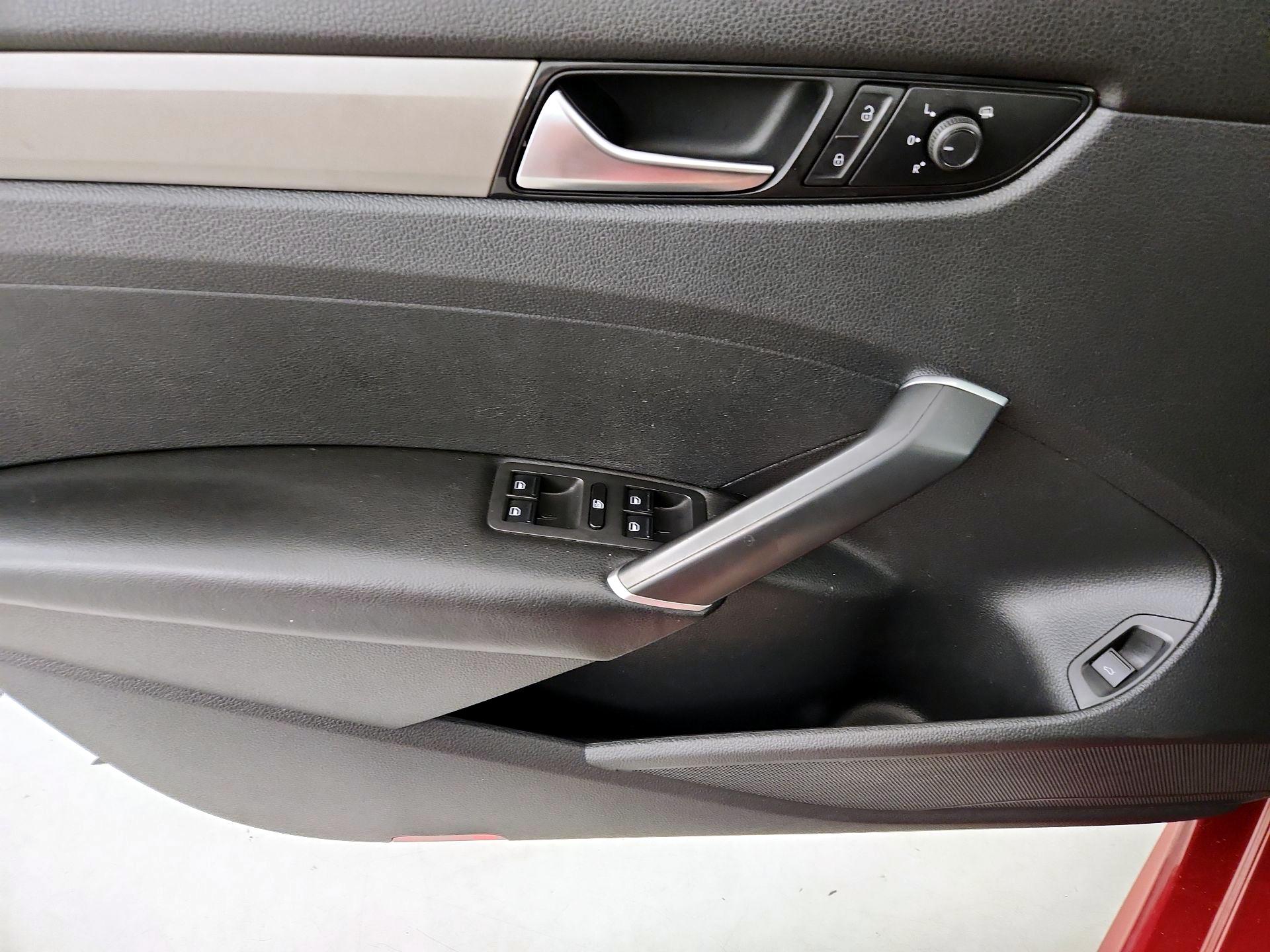 Thumbnail: 2021 Volkswagen Passat - 12