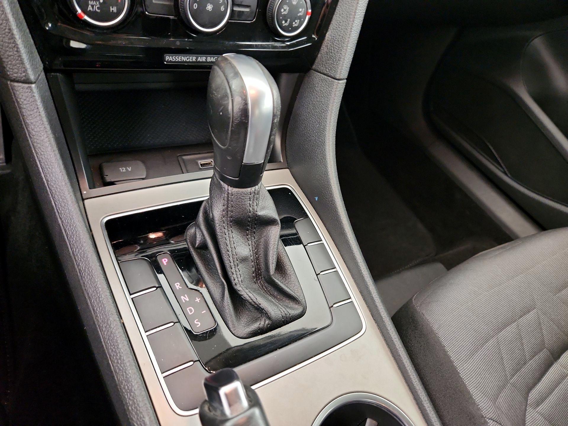 Thumbnail: 2021 Volkswagen Passat - 17