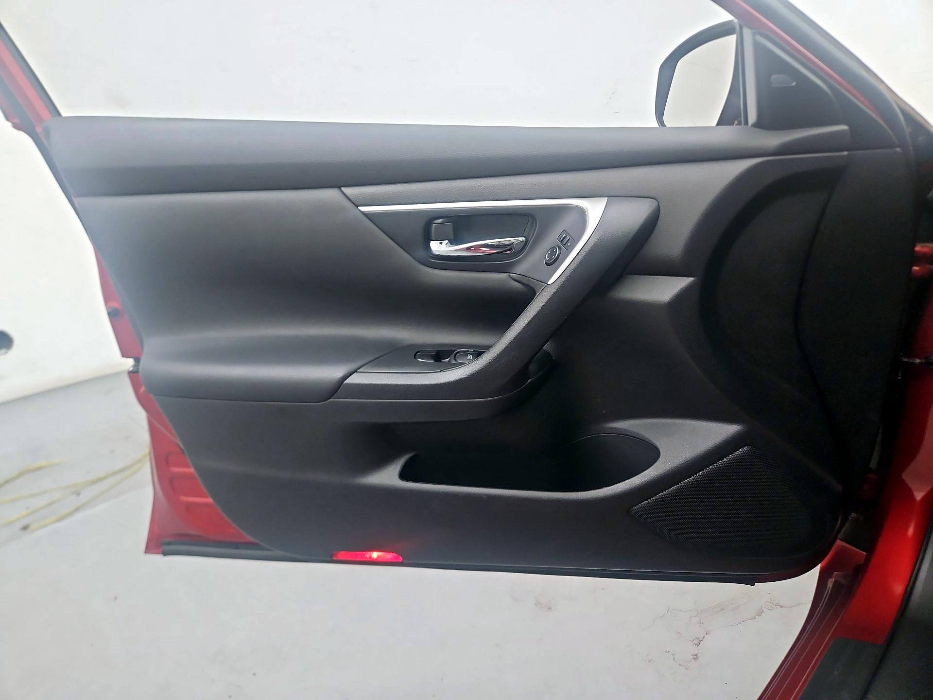 Thumbnail: 2016 Nissan Altima - 12