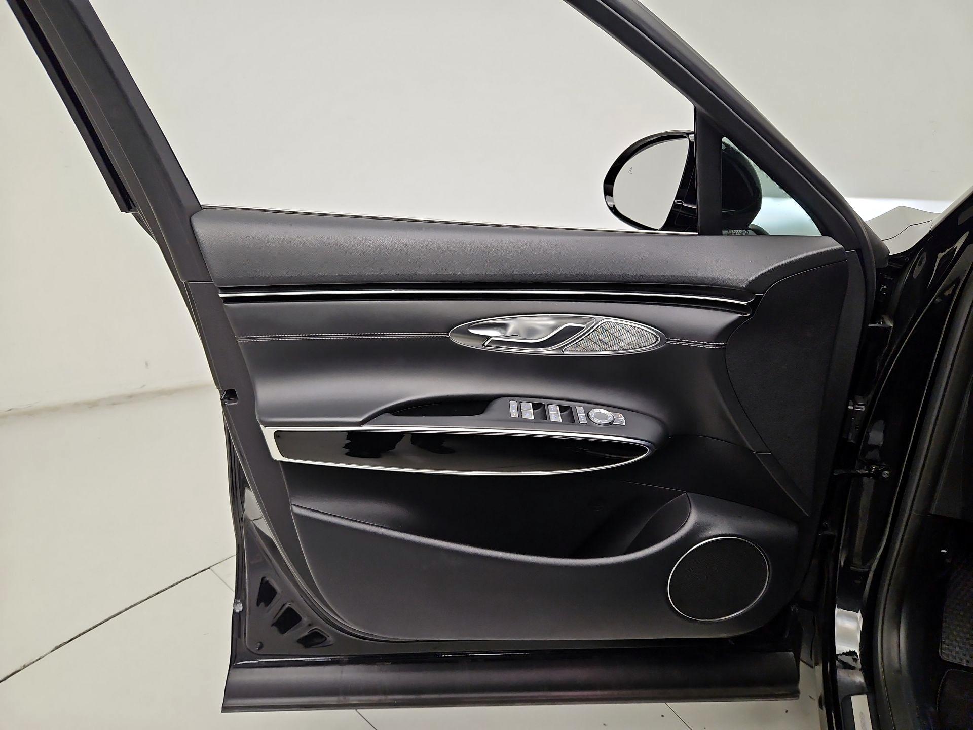 Thumbnail: 2023 Genesis GV70 - 12