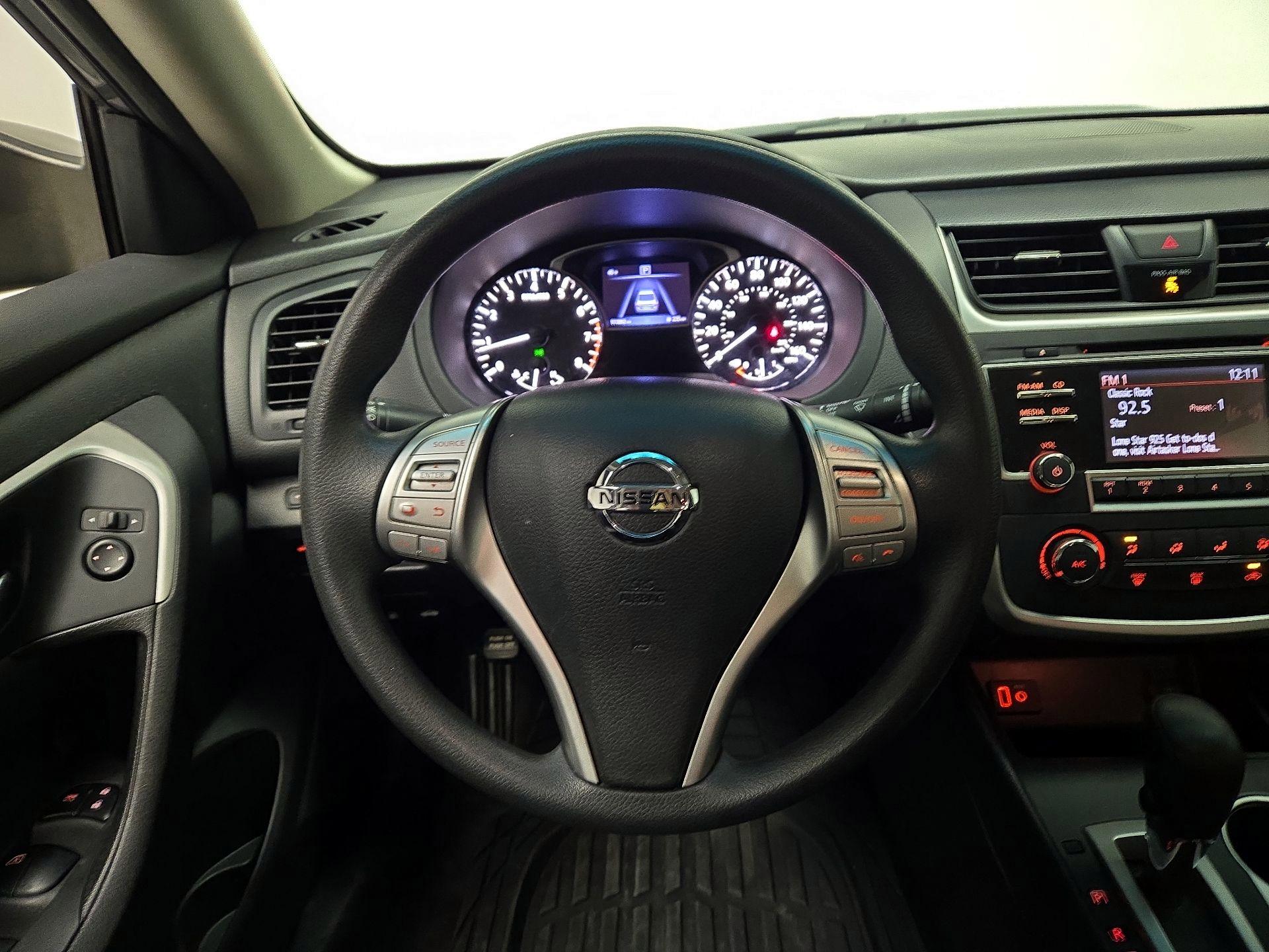 Thumbnail: 2017 Nissan Altima - 10