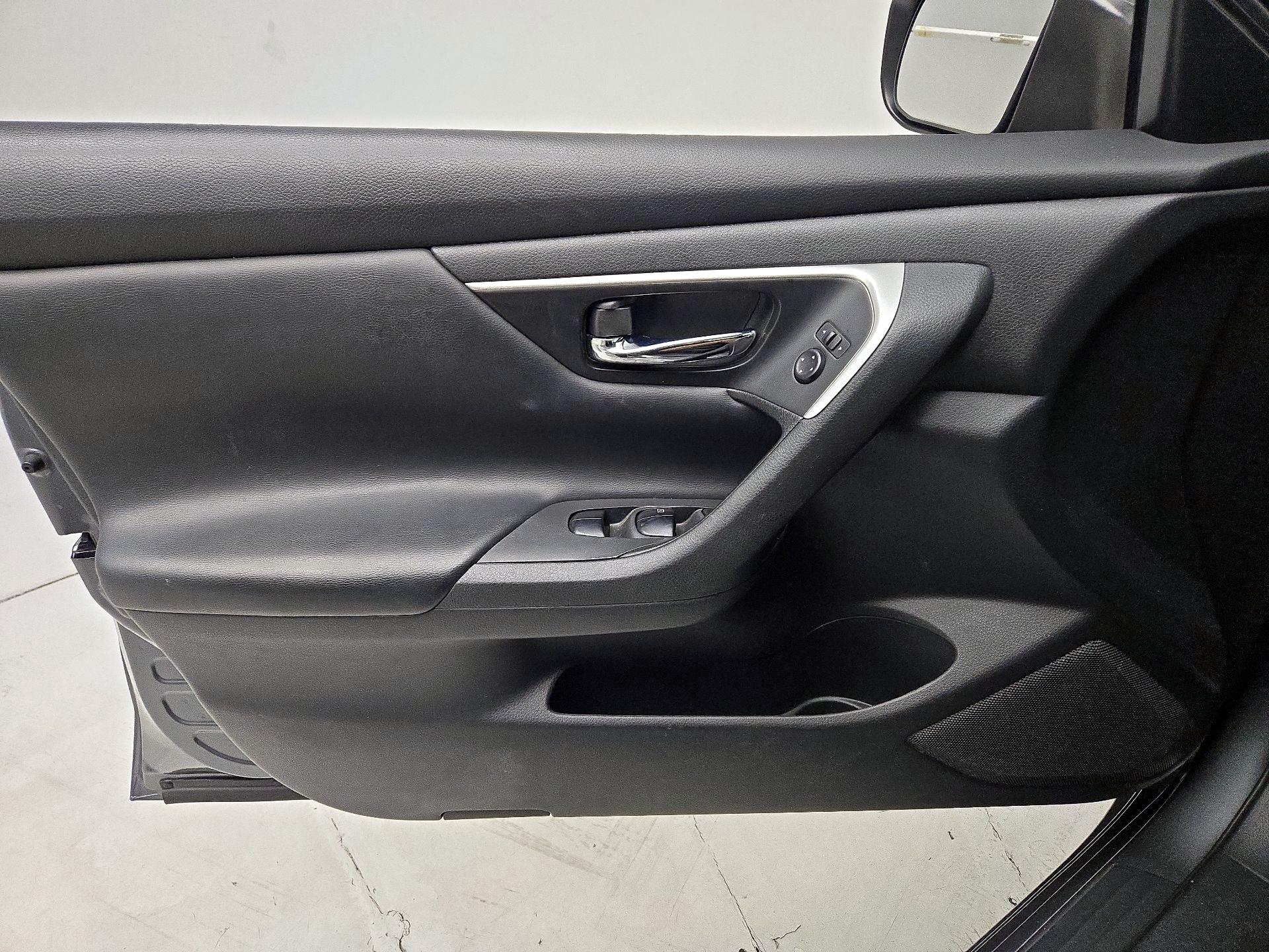 Thumbnail: 2017 Nissan Altima - 12