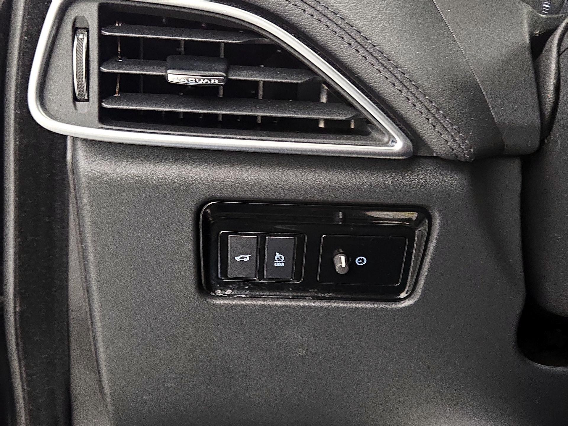 Thumbnail: 2019 Jaguar F-Pace - 13