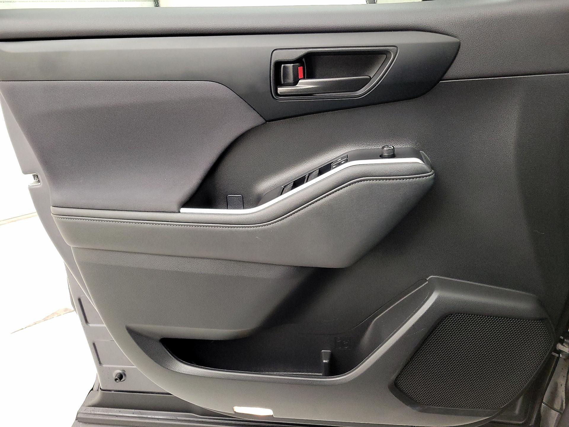 Thumbnail: 2023 Toyota Highlander - 12