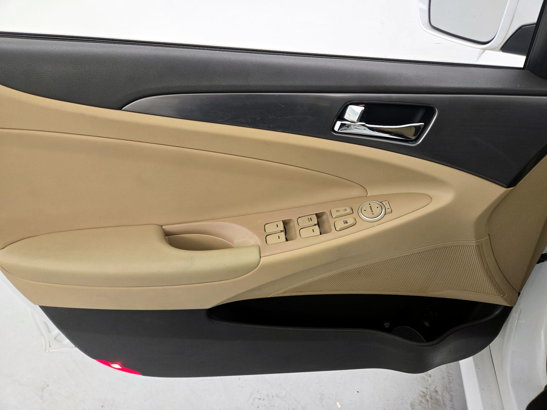 Thumbnail: 2015 Hyundai Sonata - 12