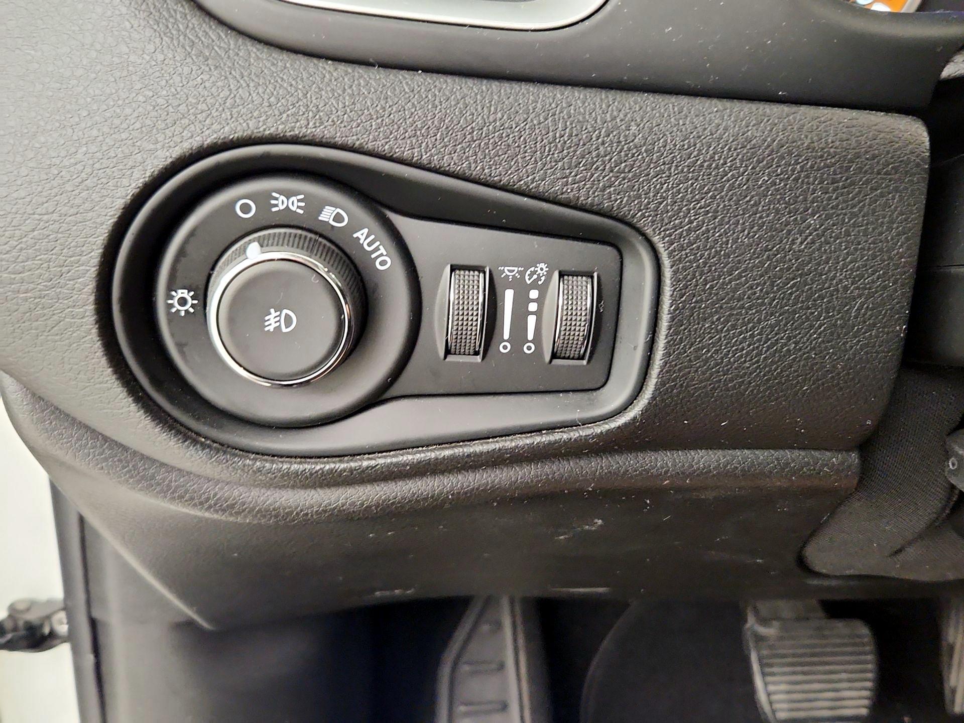 Thumbnail: 2018 Jeep Renegade - 13