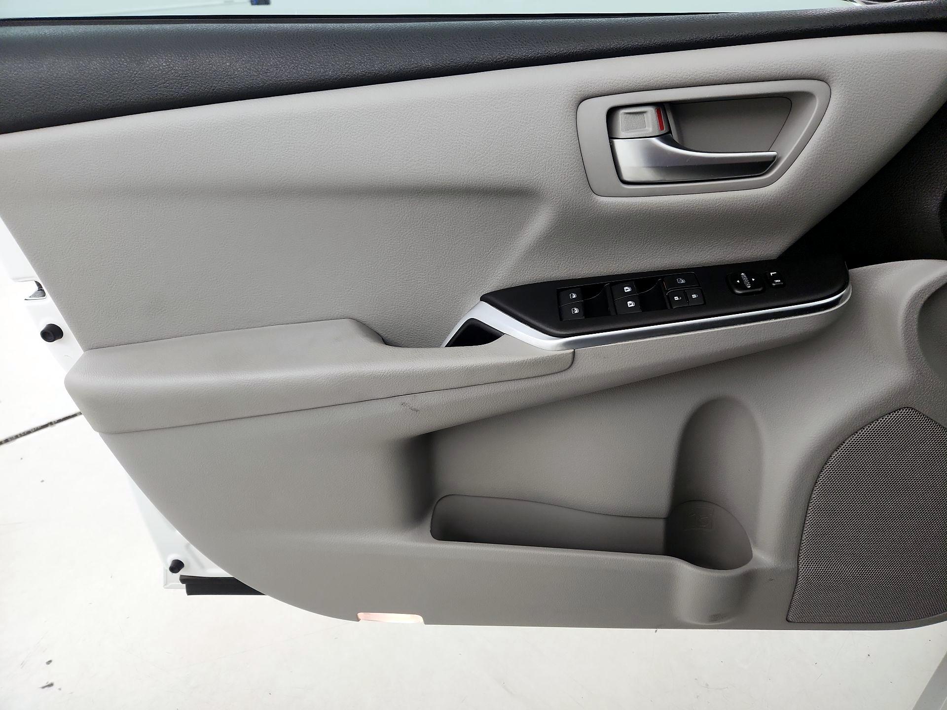 Thumbnail: 2017 Toyota Camry - 12