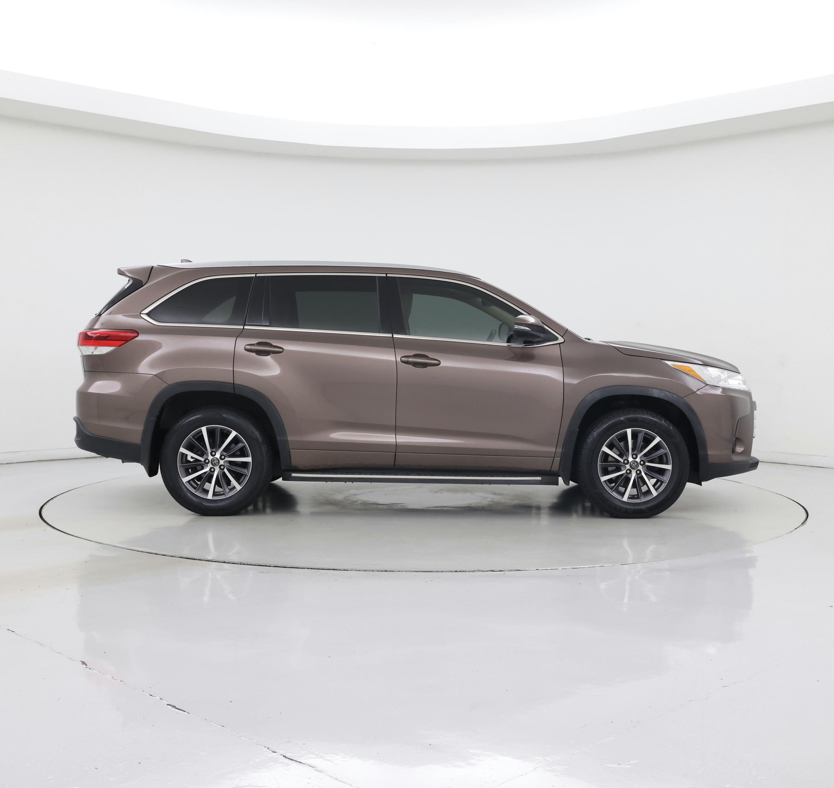Thumbnail: 2017 Toyota Highlander - 7