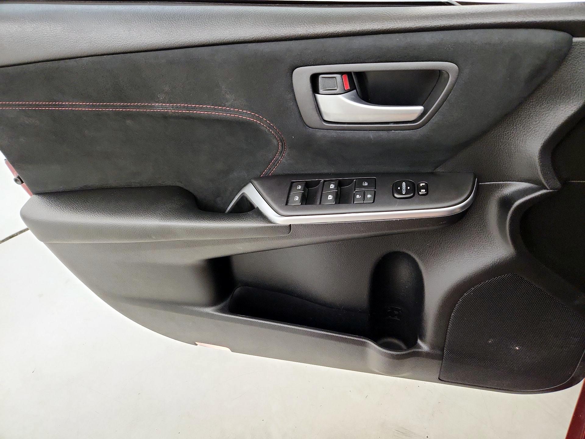 Thumbnail: 2016 Toyota Camry - 12