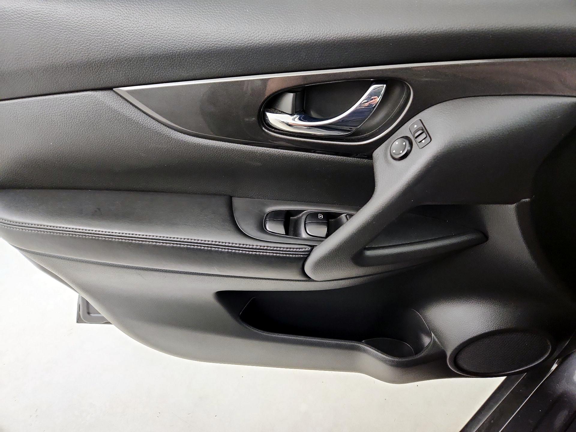 Thumbnail: 2017 Nissan Rogue - 12