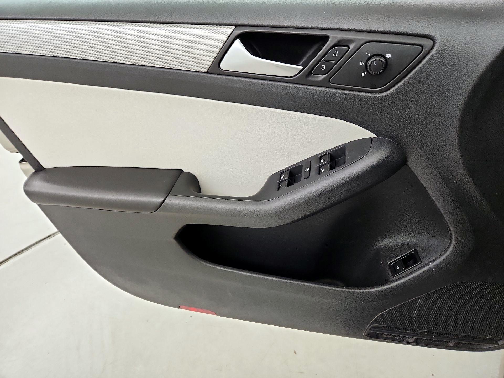 Thumbnail: 2015 Volkswagen Jetta - 12